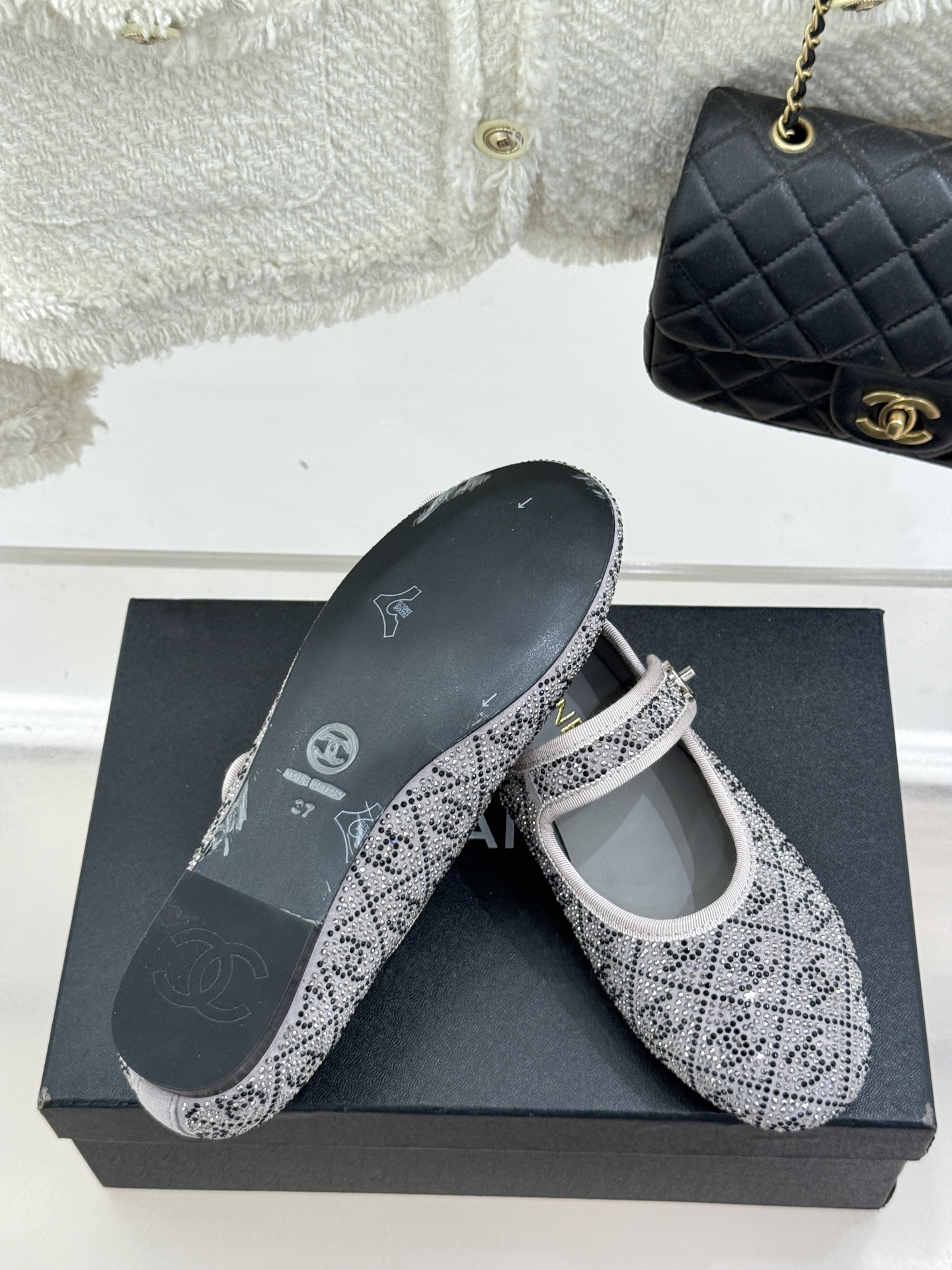 
CHANE*｜小香25k春夏新品
复古满钻平底玛丽珍鞋半拖
大小姐氛围感拉满💎
今年入手的最让我惊喜的
