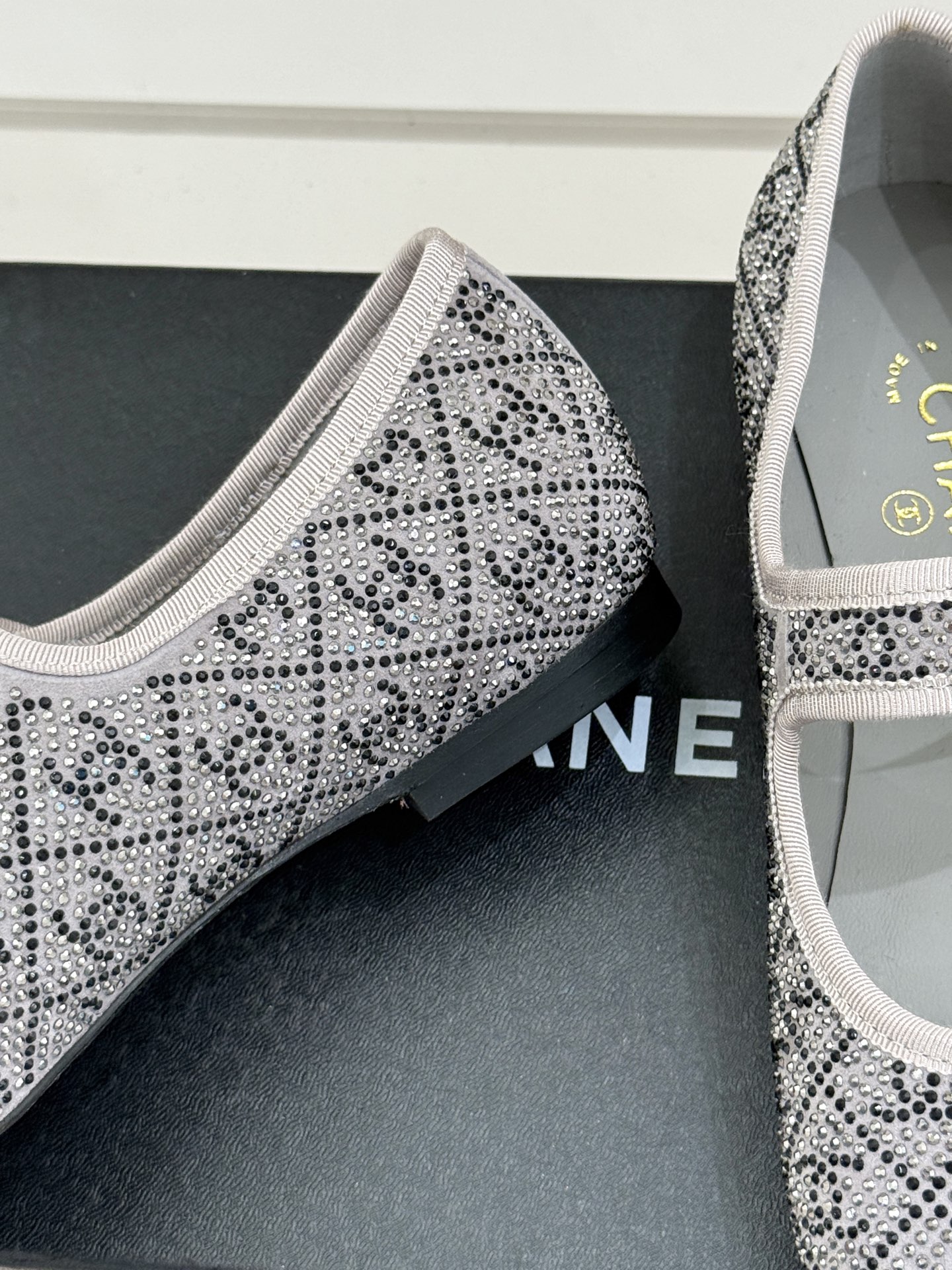 
CHANE*｜小香25k春夏新品
复古满钻平底玛丽珍鞋半拖
大小姐氛围感拉满💎
今年入手的最让我惊喜的