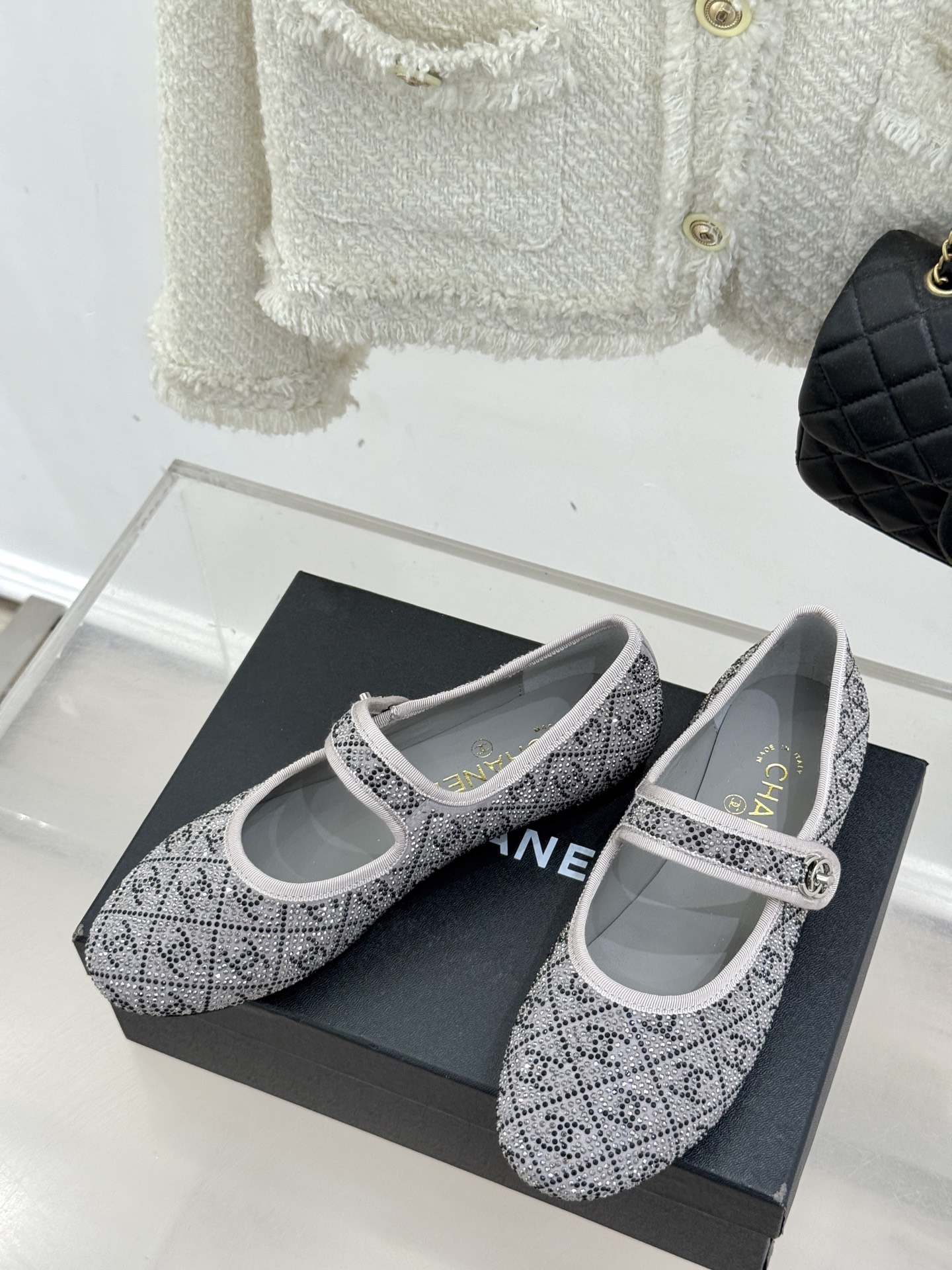 
CHANE*｜小香25k春夏新品
复古满钻平底玛丽珍鞋半拖
大小姐氛围感拉满💎
今年入手的最让我惊喜的