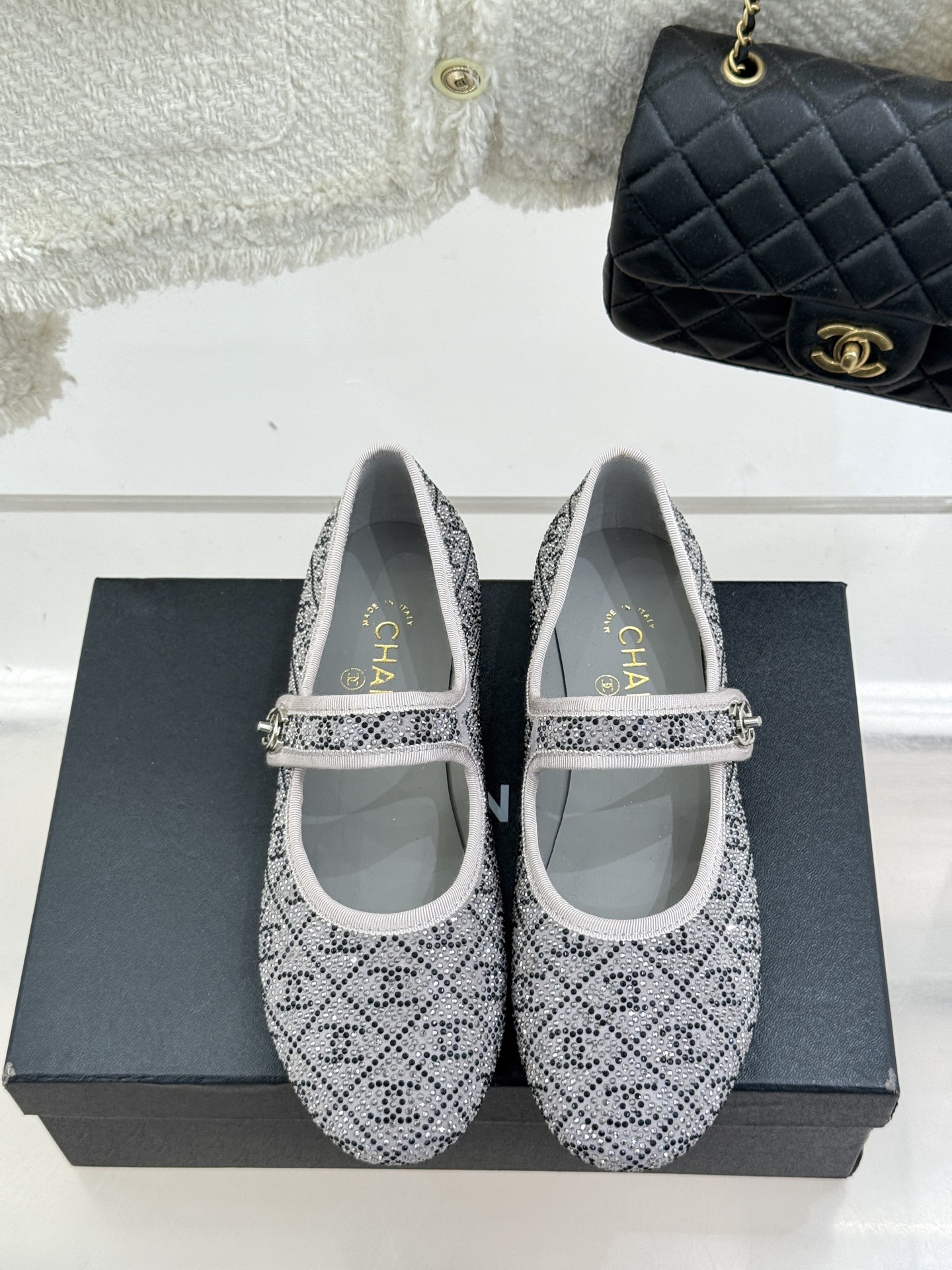 
CHANE*｜小香25k春夏新品
复古满钻平底玛丽珍鞋半拖
大小姐氛围感拉满💎
今年入手的最让我惊喜的