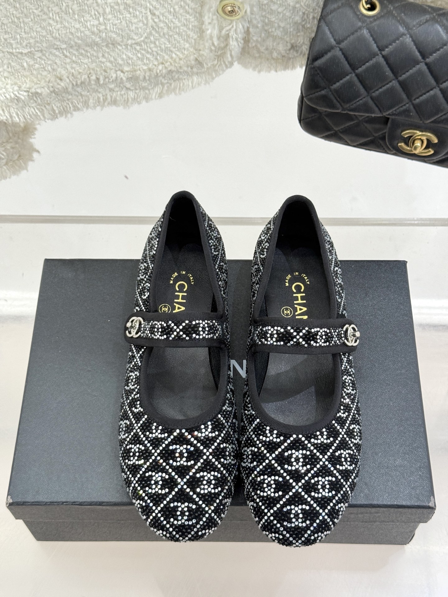 CHANE*|小香25k春夏新品
复古满钻平底玛丽珍鞋半拖
大小姐氛围感拉满💎
今年入手的最让我惊喜的