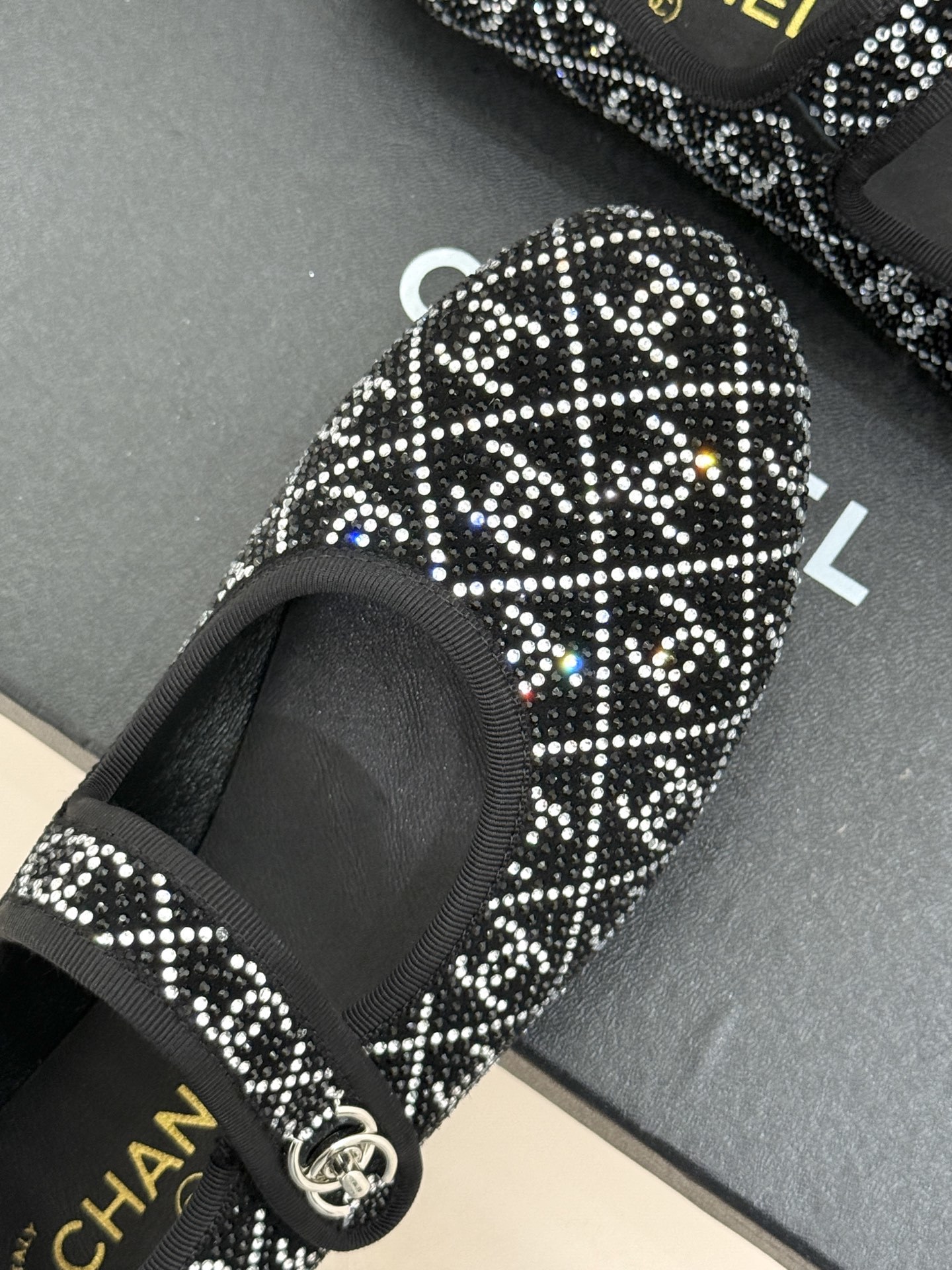 CHANE*|小香25k春夏新品
复古满钻平底玛丽珍鞋半拖
大小姐氛围感拉满💎
今年入手的最让我惊喜的