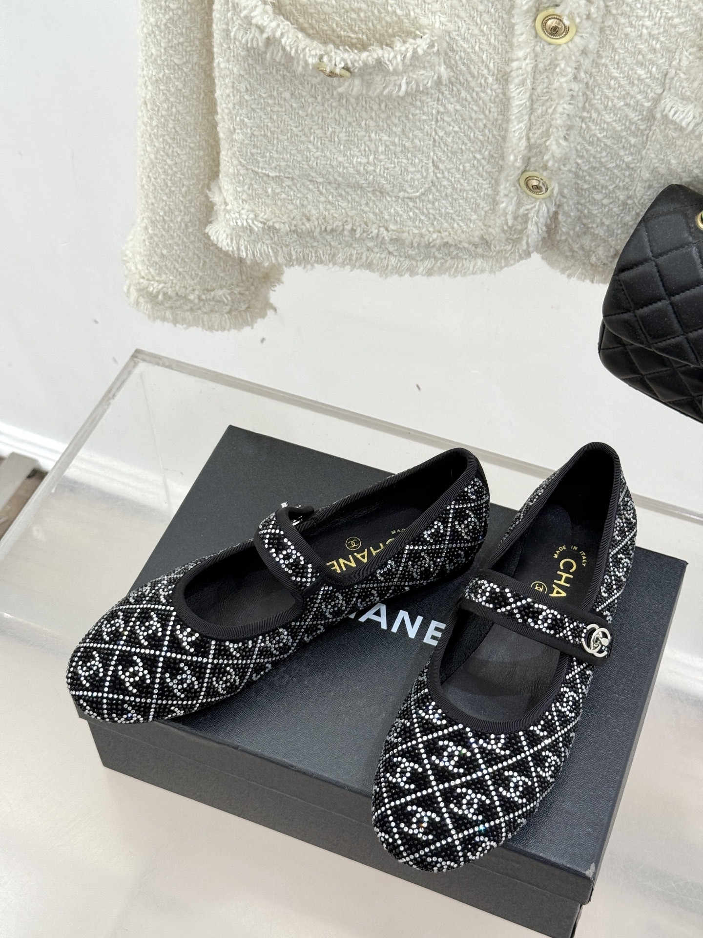 CHANE*|小香25k春夏新品
复古满钻平底玛丽珍鞋半拖
大小姐氛围感拉满💎
今年入手的最让我惊喜的