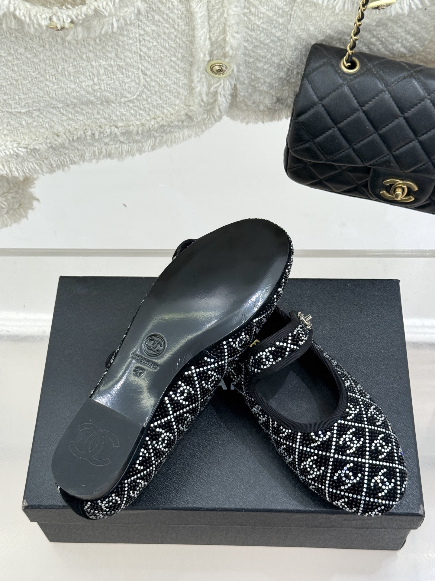 CHANE*|小香25k春夏新品
复古满钻平底玛丽珍鞋半拖
大小姐氛围感拉满💎
今年入手的最让我惊喜的