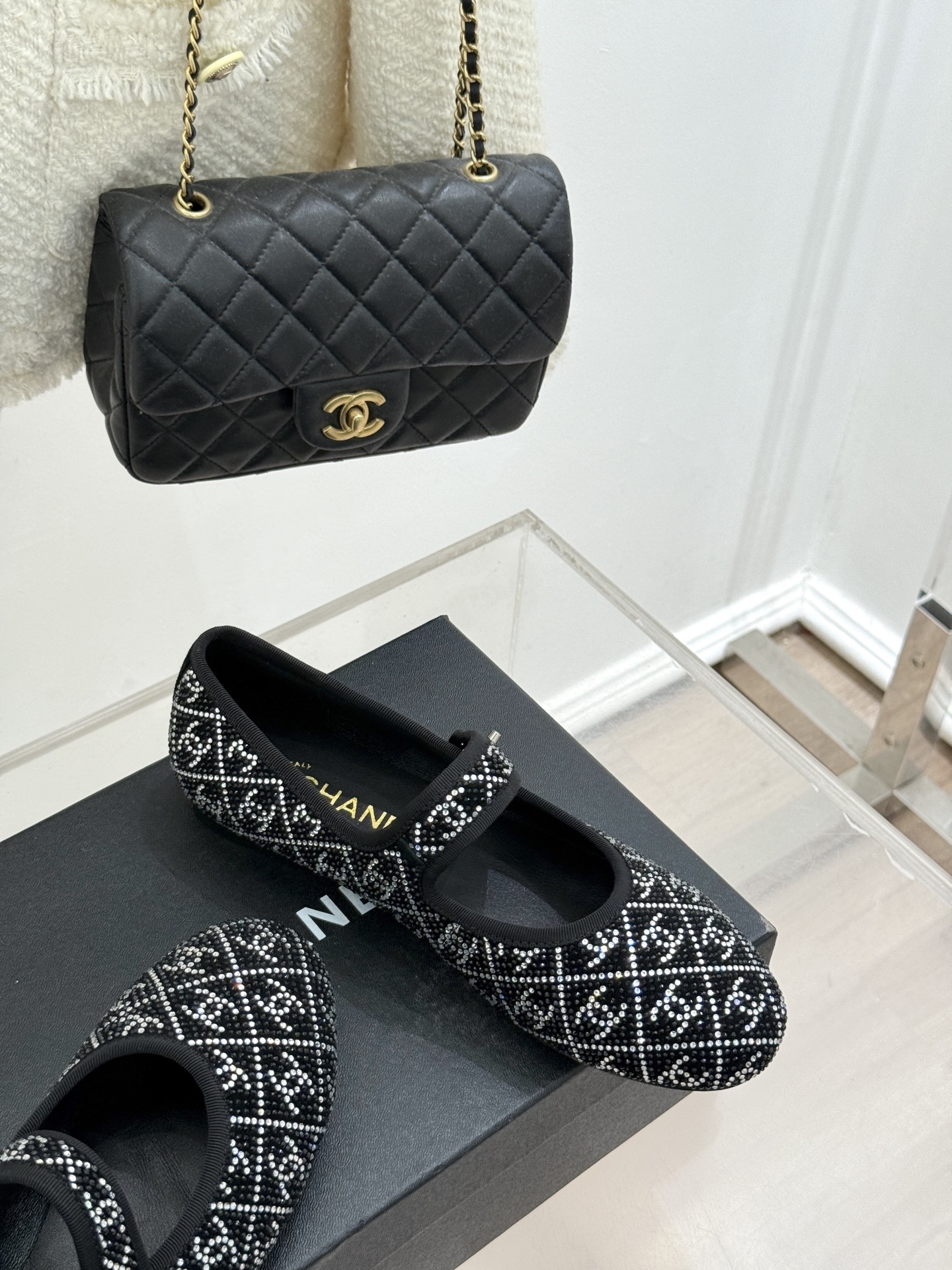 CHANE*|小香25k春夏新品
复古满钻平底玛丽珍鞋半拖
大小姐氛围感拉满💎
今年入手的最让我惊喜的