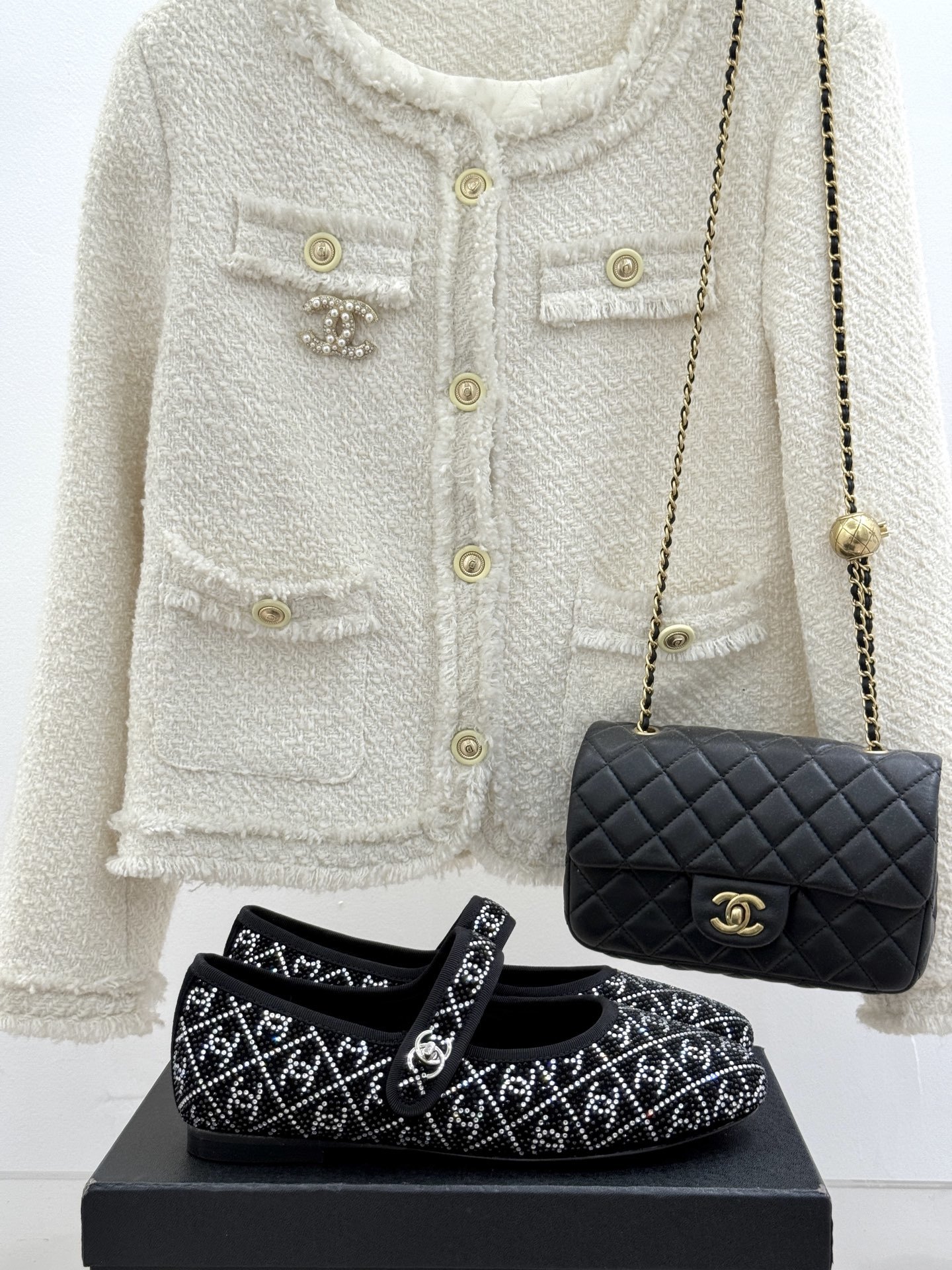 CHANE*|小香25k春夏新品
复古满钻平底玛丽珍鞋半拖
大小姐氛围感拉满💎
今年入手的最让我惊喜的
