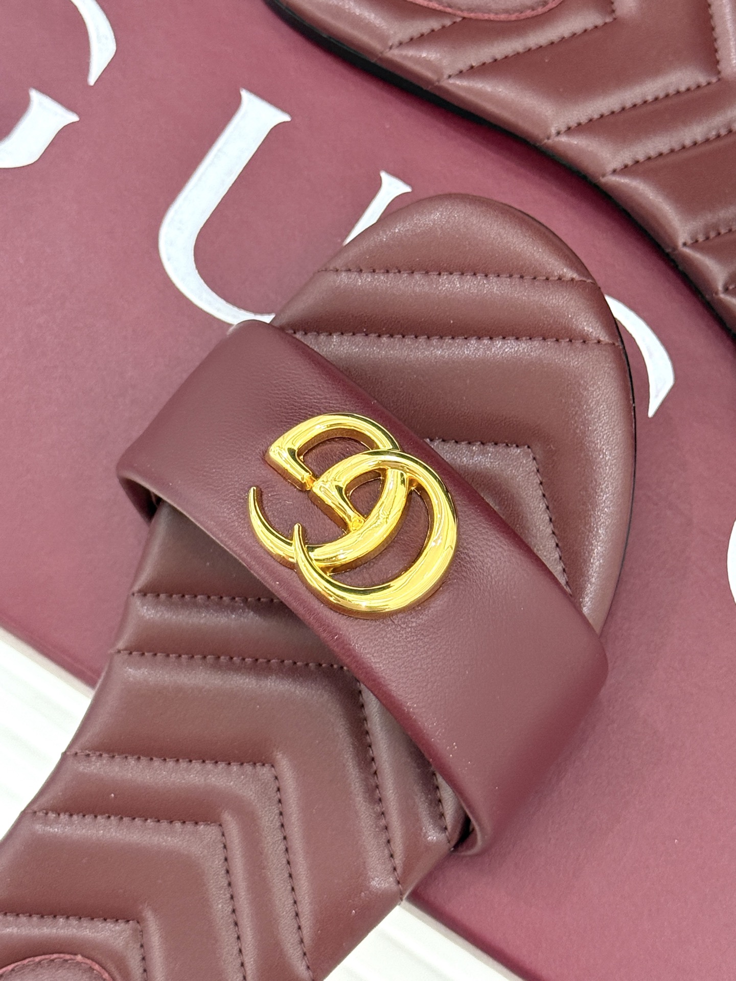 
Gucci/古驰经典一字带双G金属扣
平底拖鞋
经典双G金属扣搭配简约一字带设计
是鞋履的灵魂高光 简