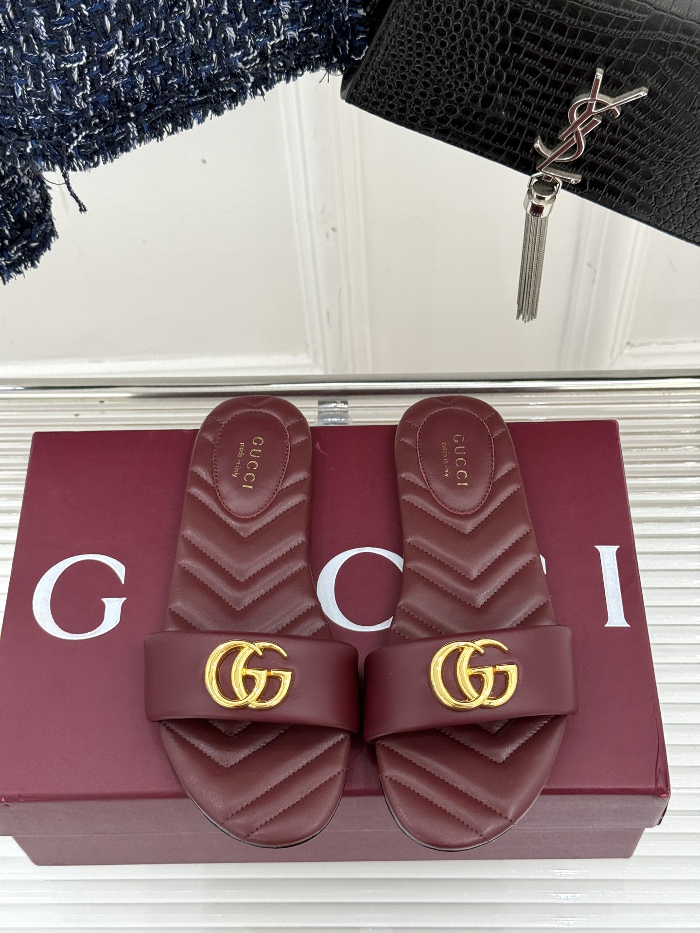 
Gucci/古驰经典一字带双G金属扣
平底拖鞋
经典双G金属扣搭配简约一字带设计
是鞋履的灵魂高光 简