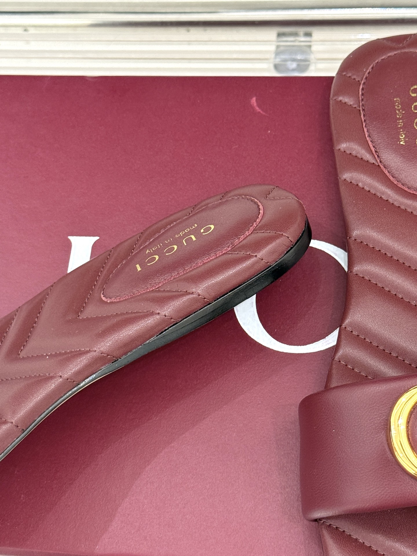 
Gucci/古驰经典一字带双G金属扣
平底拖鞋
经典双G金属扣搭配简约一字带设计
是鞋履的灵魂高光 简