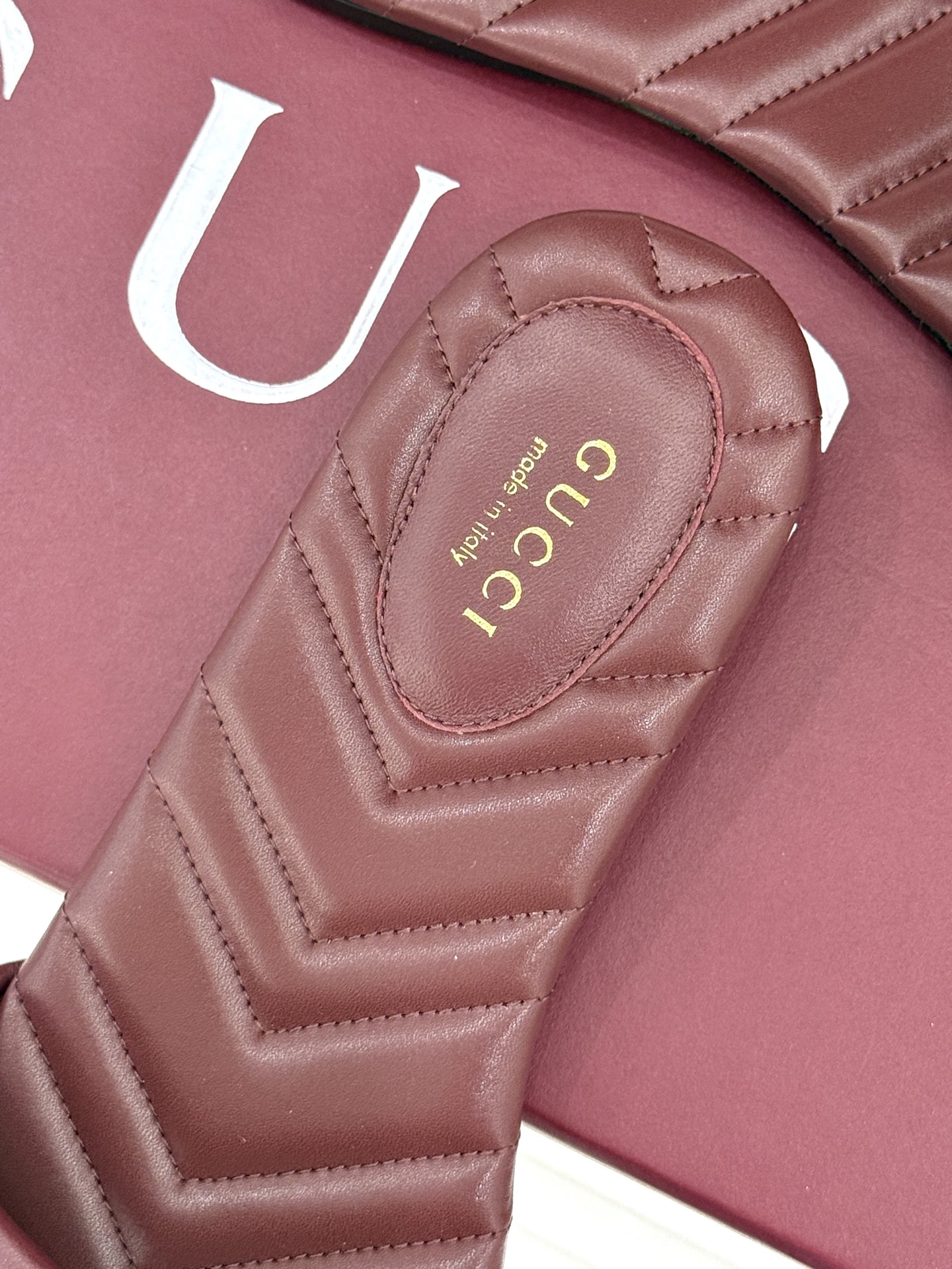 
Gucci/古驰经典一字带双G金属扣
平底拖鞋
经典双G金属扣搭配简约一字带设计
是鞋履的灵魂高光 简