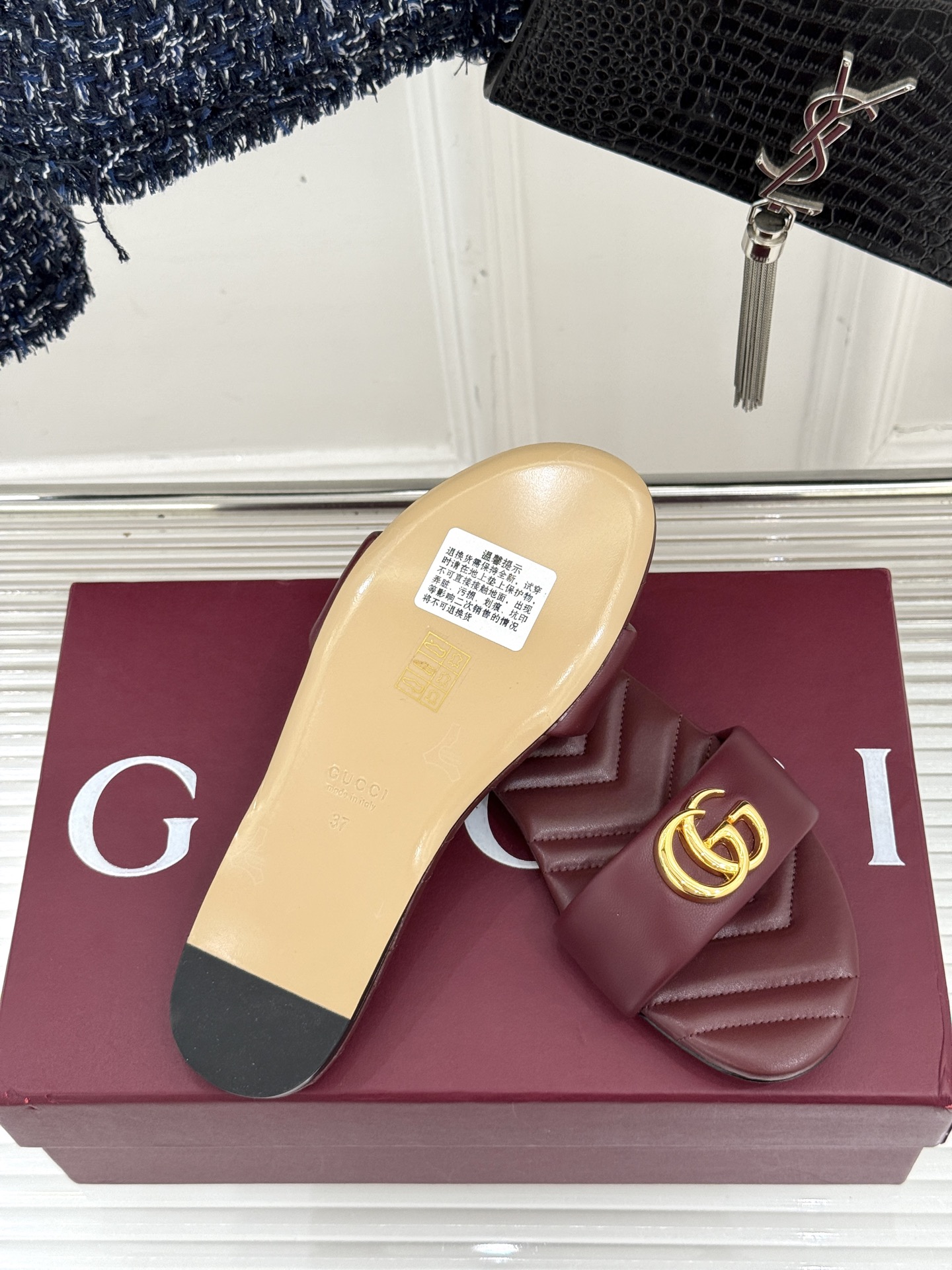 
Gucci/古驰经典一字带双G金属扣
平底拖鞋
经典双G金属扣搭配简约一字带设计
是鞋履的灵魂高光 简