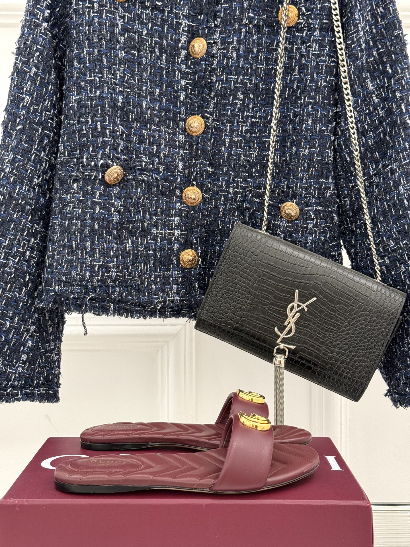 
Gucci/古驰经典一字带双G金属扣
平底拖鞋
经典双G金属扣搭配简约一字带设计
是鞋履的灵魂高光 简
