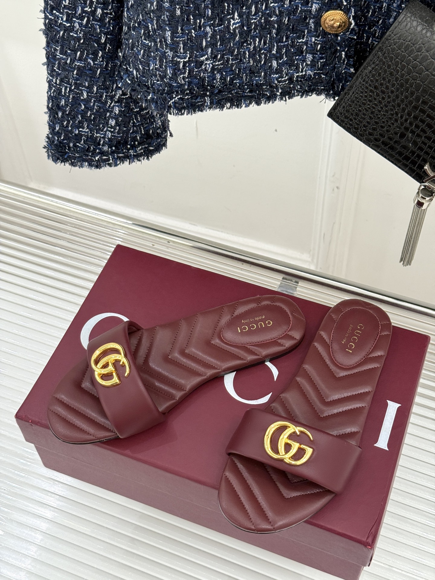 
Gucci/古驰经典一字带双G金属扣
平底拖鞋
经典双G金属扣搭配简约一字带设计
是鞋履的灵魂高光 简