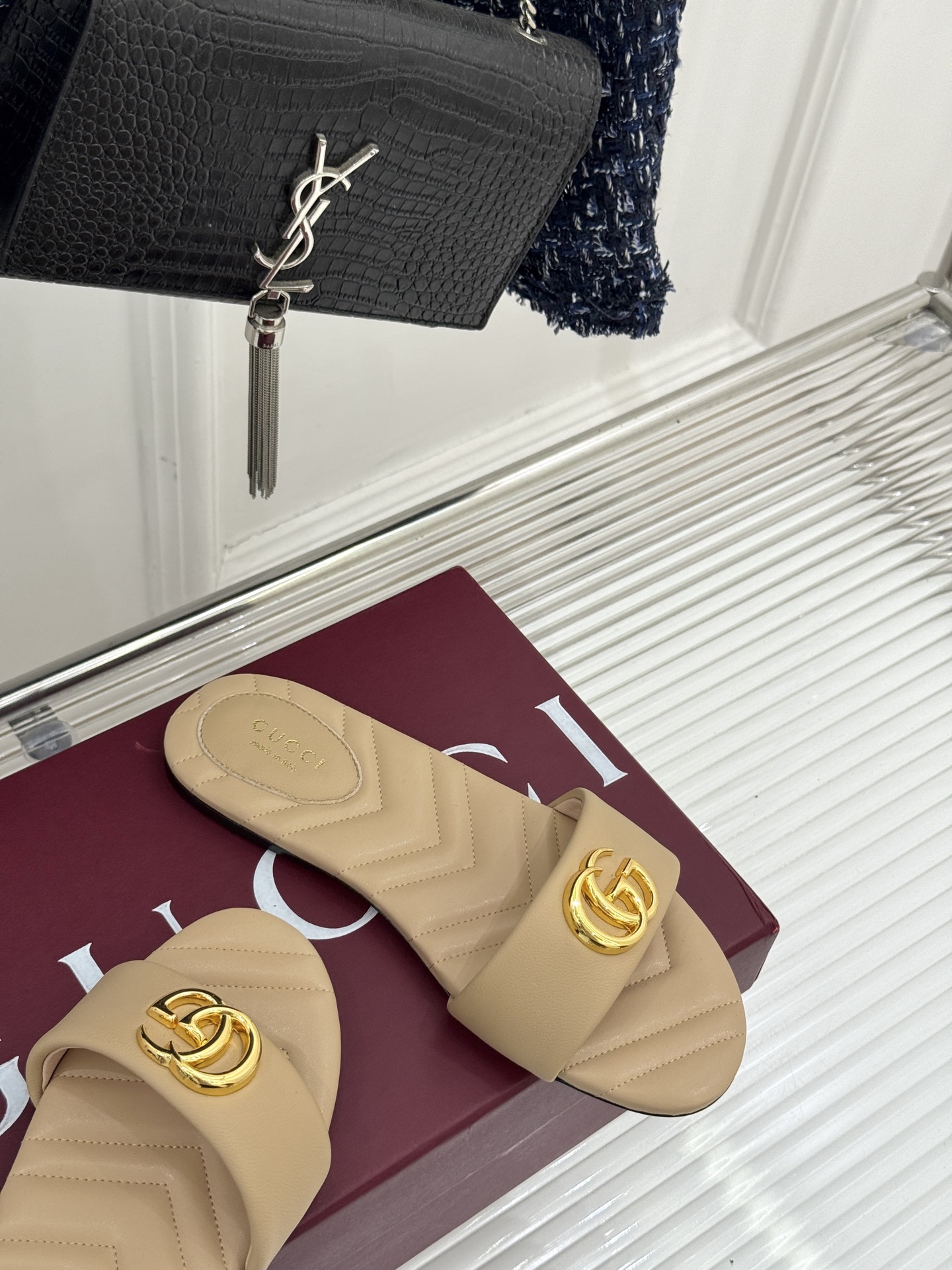 
Gucci/古驰经典一字带双G金属扣
平底拖鞋
经典双G金属扣搭配简约一字带设计
是鞋履的灵魂高光 简