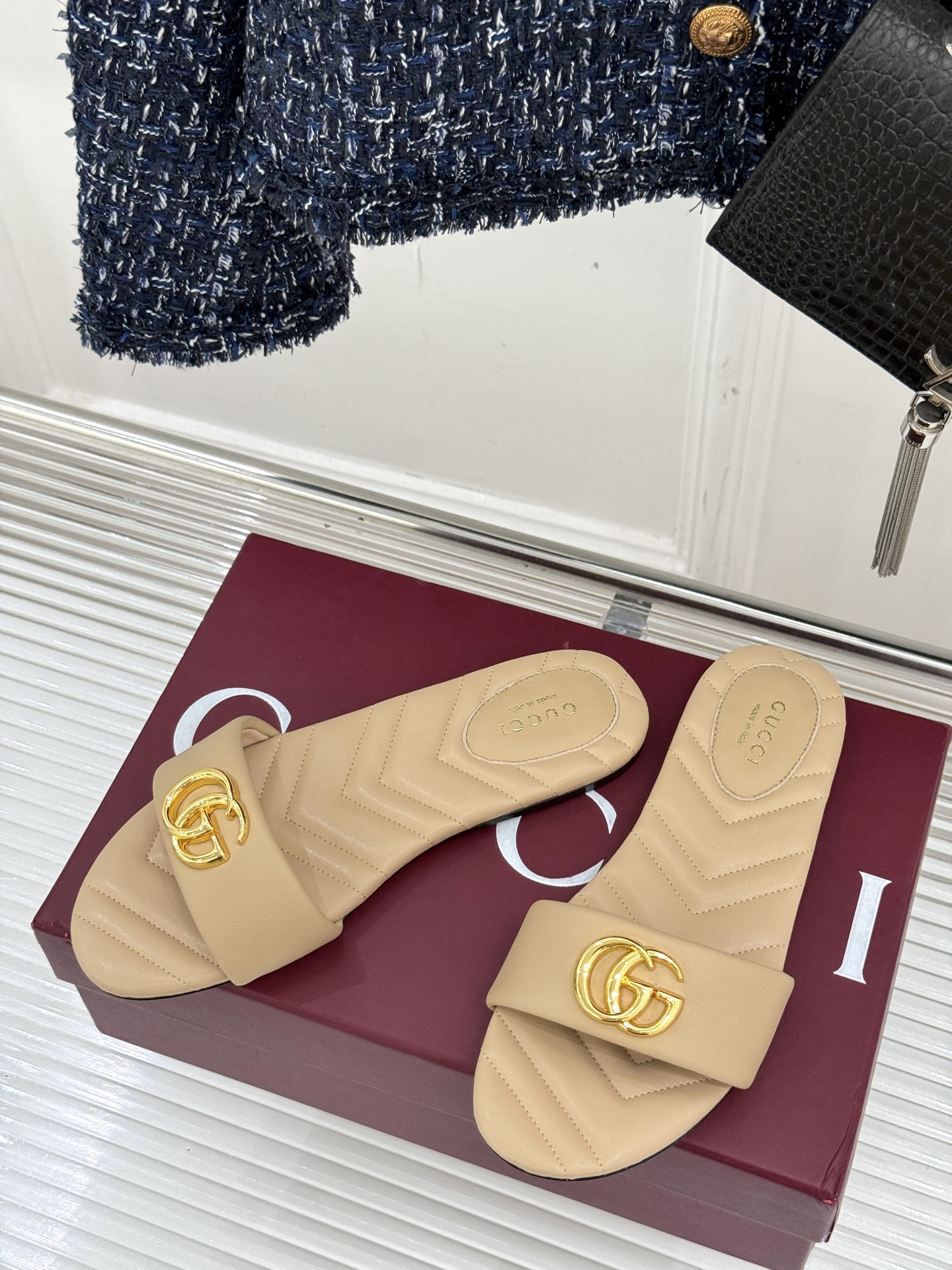 
Gucci/古驰经典一字带双G金属扣
平底拖鞋
经典双G金属扣搭配简约一字带设计
是鞋履的灵魂高光 简