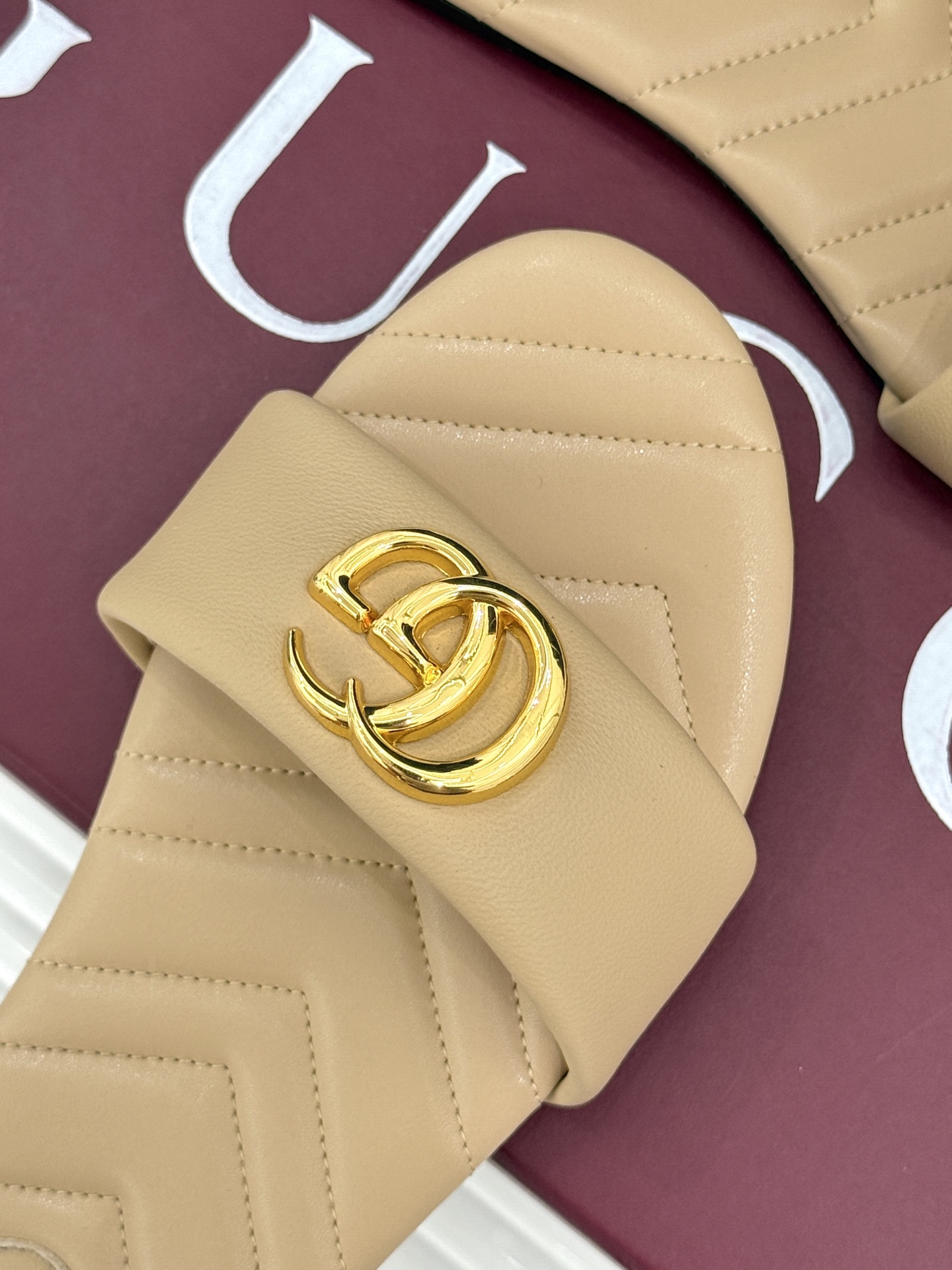 
Gucci/古驰经典一字带双G金属扣
平底拖鞋
经典双G金属扣搭配简约一字带设计
是鞋履的灵魂高光 简