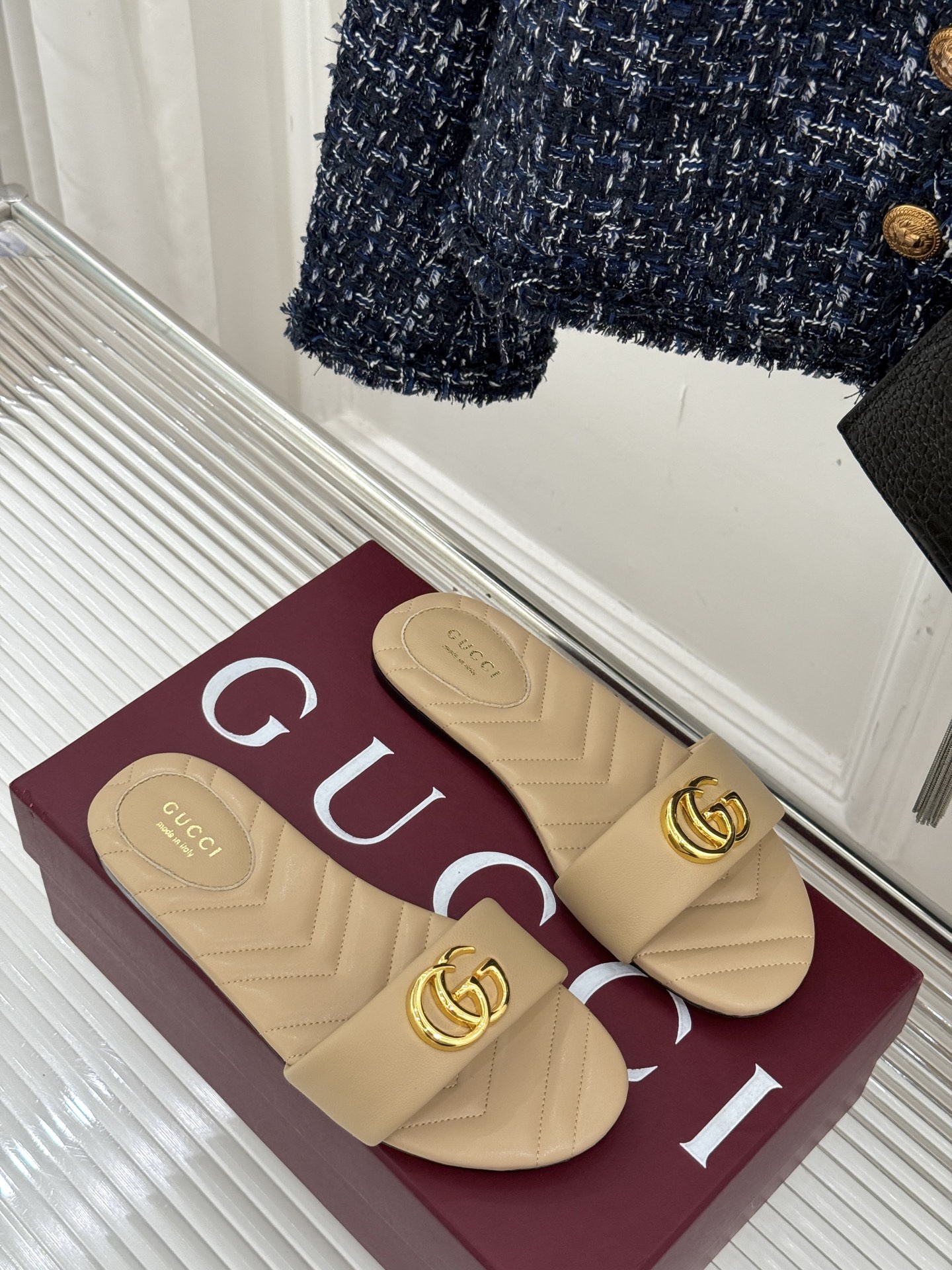 
Gucci/古驰经典一字带双G金属扣
平底拖鞋
经典双G金属扣搭配简约一字带设计
是鞋履的灵魂高光 简