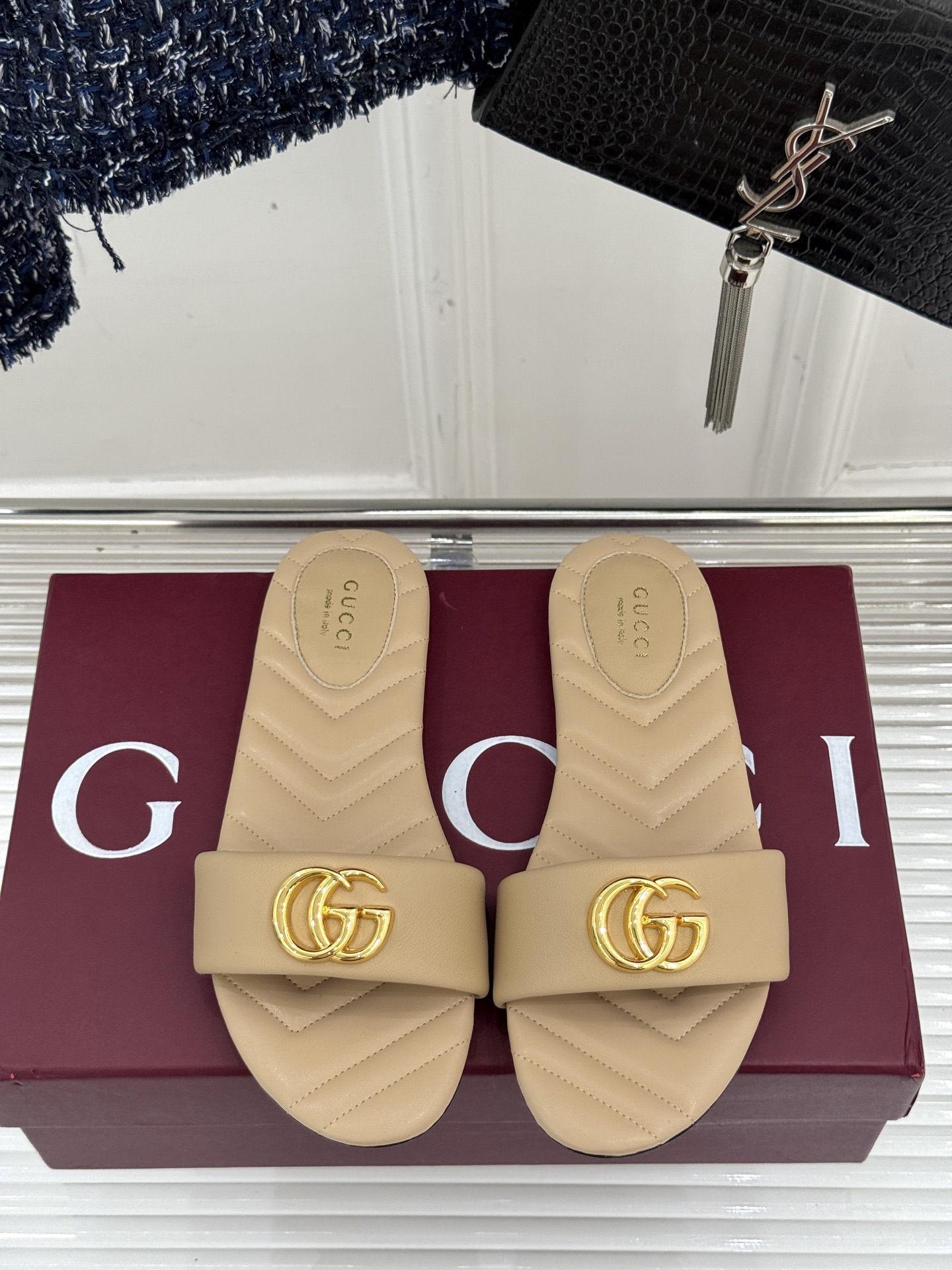 
Gucci/古驰经典一字带双G金属扣
平底拖鞋
经典双G金属扣搭配简约一字带设计
是鞋履的灵魂高光 简