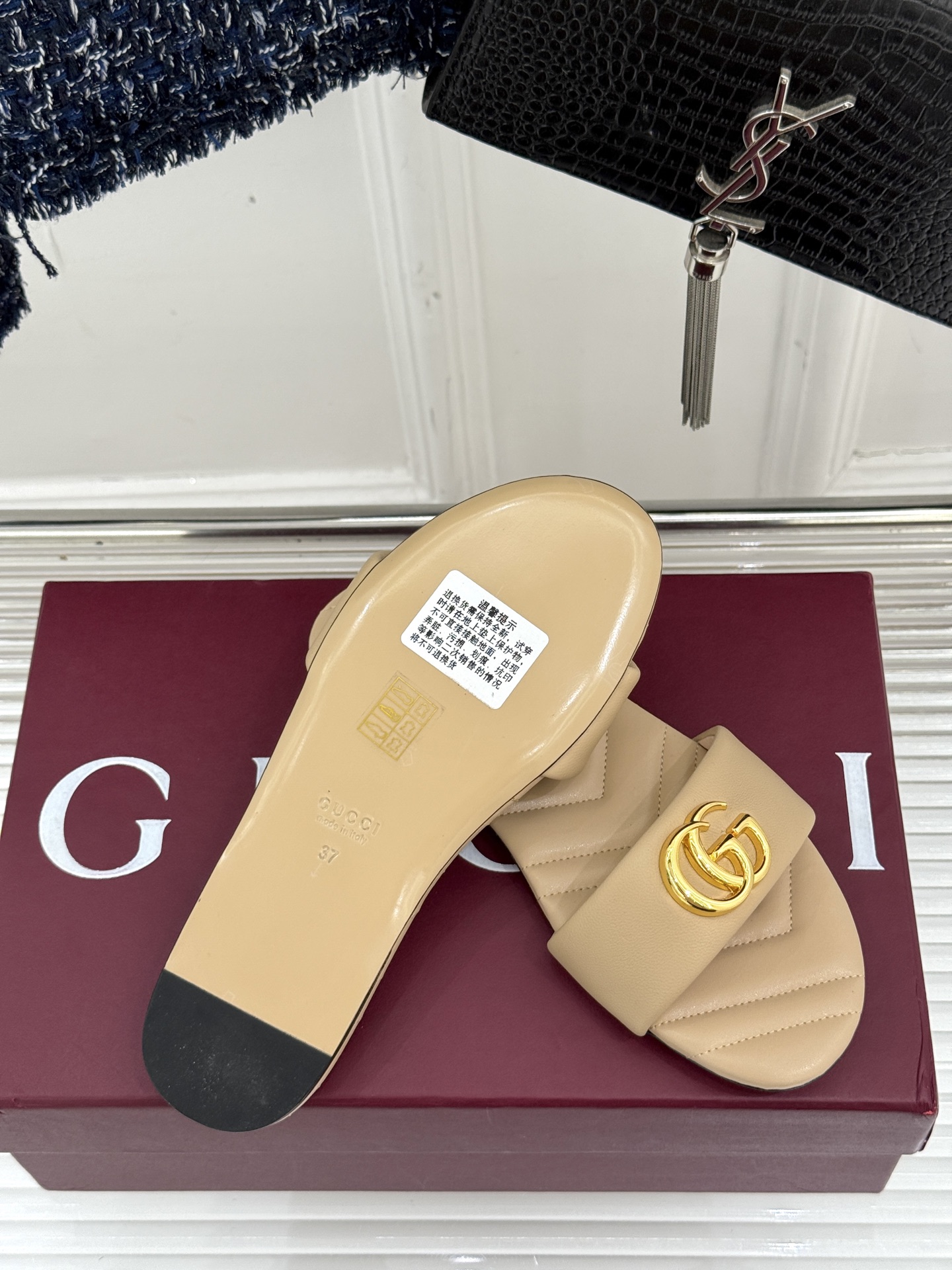 
Gucci/古驰经典一字带双G金属扣
平底拖鞋
经典双G金属扣搭配简约一字带设计
是鞋履的灵魂高光 简