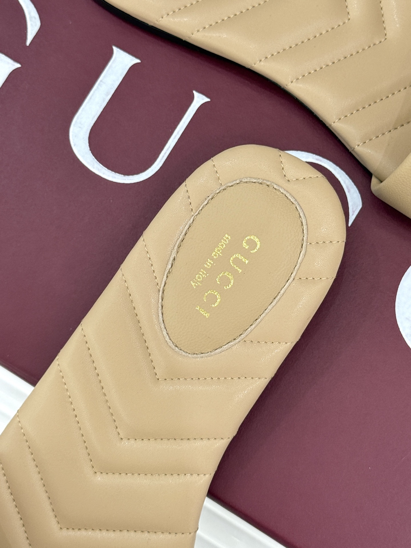 
Gucci/古驰经典一字带双G金属扣
平底拖鞋
经典双G金属扣搭配简约一字带设计
是鞋履的灵魂高光 简