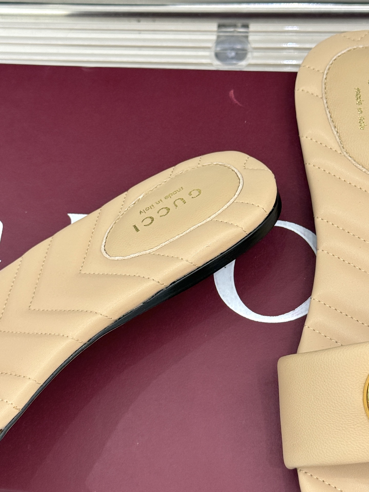 
Gucci/古驰经典一字带双G金属扣
平底拖鞋
经典双G金属扣搭配简约一字带设计
是鞋履的灵魂高光 简