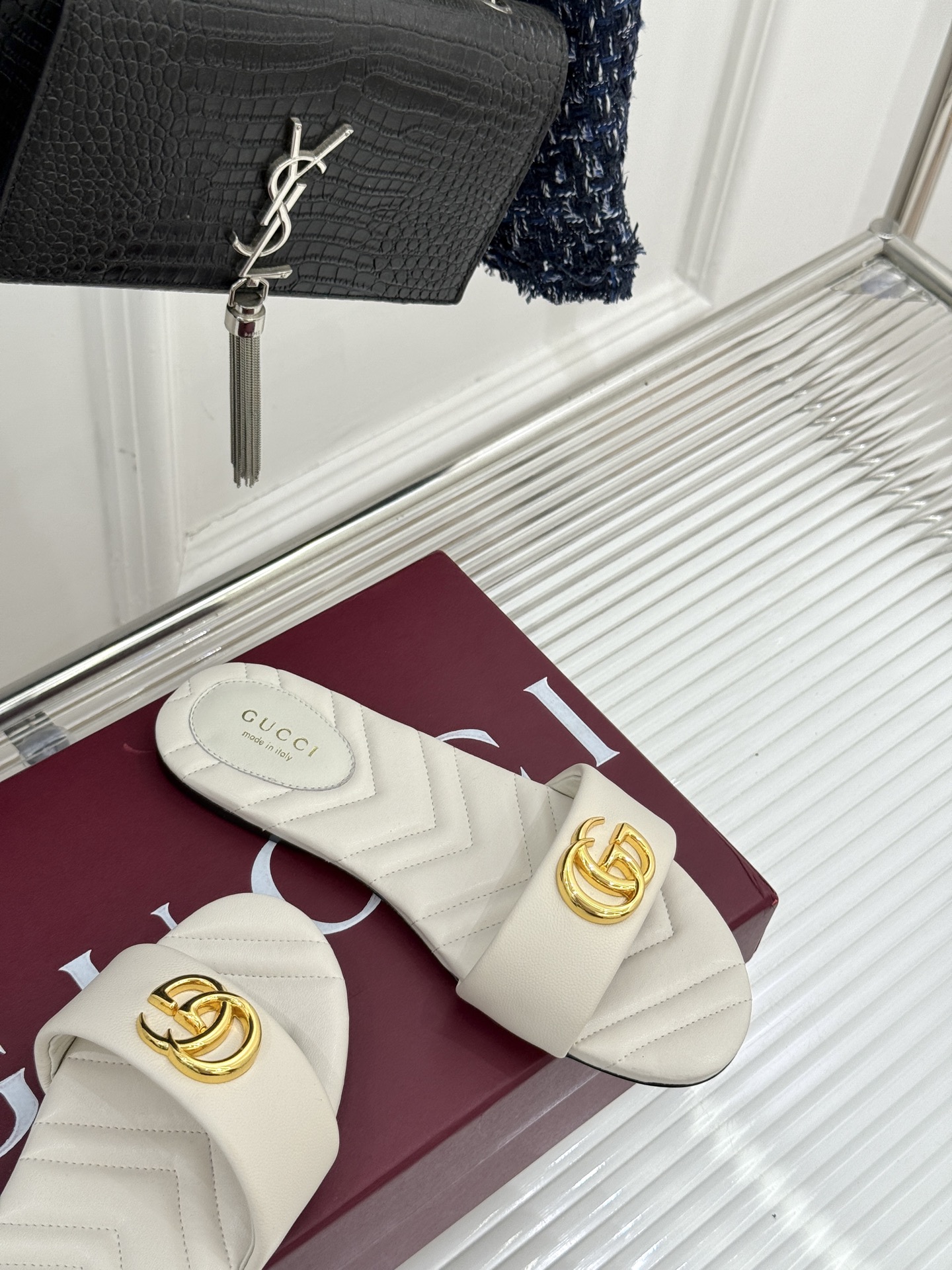 
Gucci/古驰经典一字带双G金属扣
平底拖鞋
经典双G金属扣搭配简约一字带设计
是鞋履的灵魂高光 简