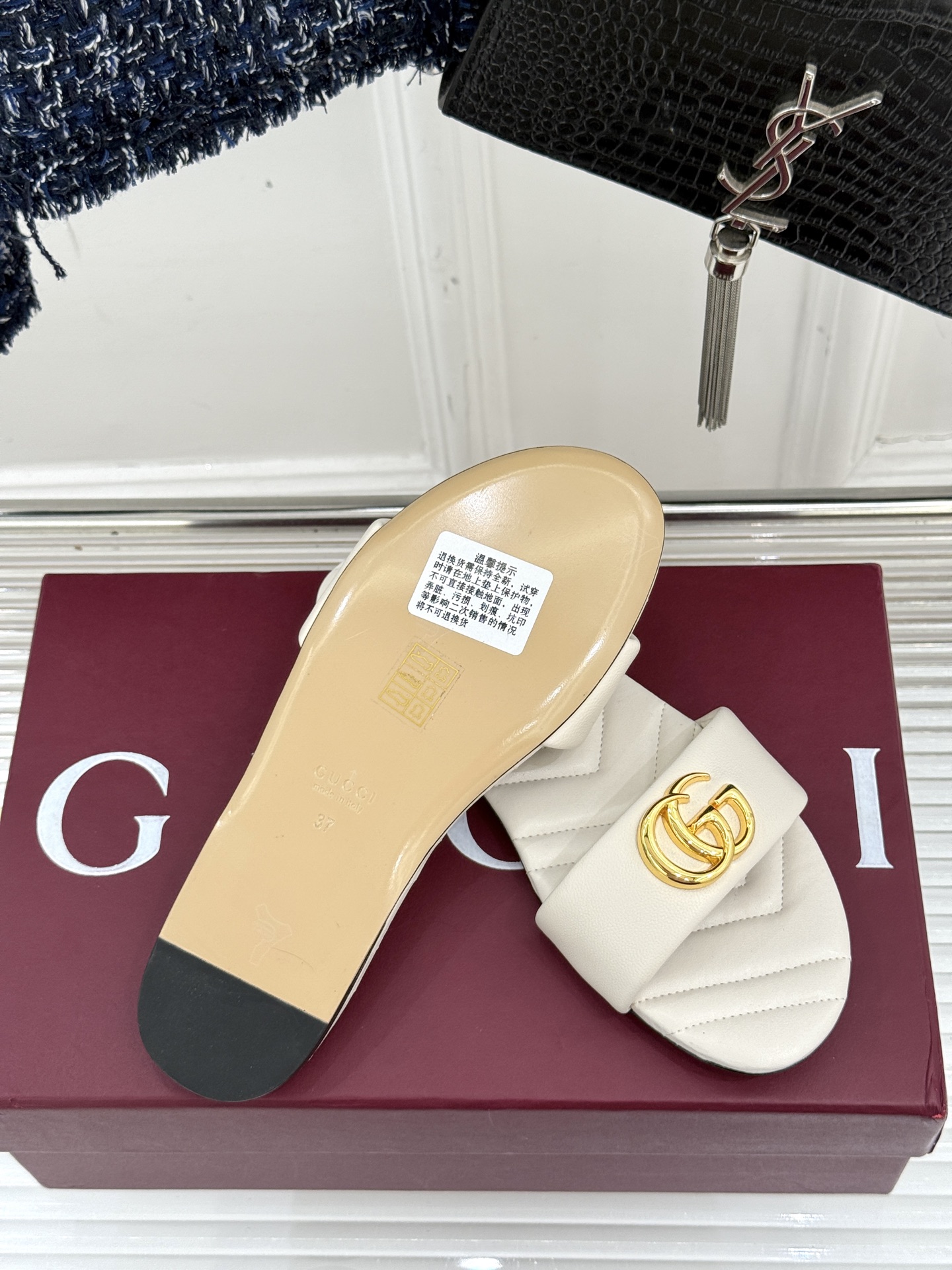 
Gucci/古驰经典一字带双G金属扣
平底拖鞋
经典双G金属扣搭配简约一字带设计
是鞋履的灵魂高光 简