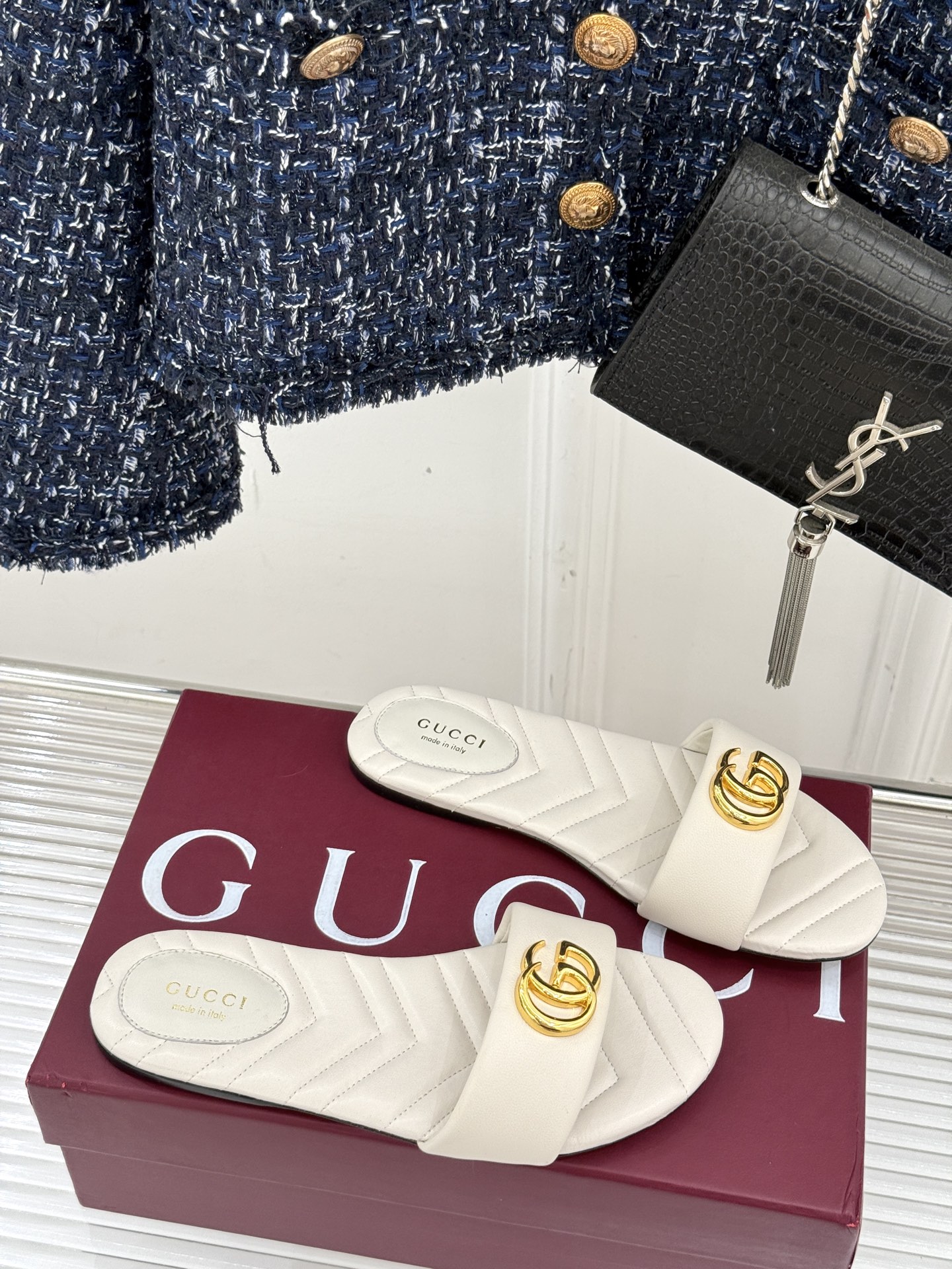 
Gucci/古驰经典一字带双G金属扣
平底拖鞋
经典双G金属扣搭配简约一字带设计
是鞋履的灵魂高光 简