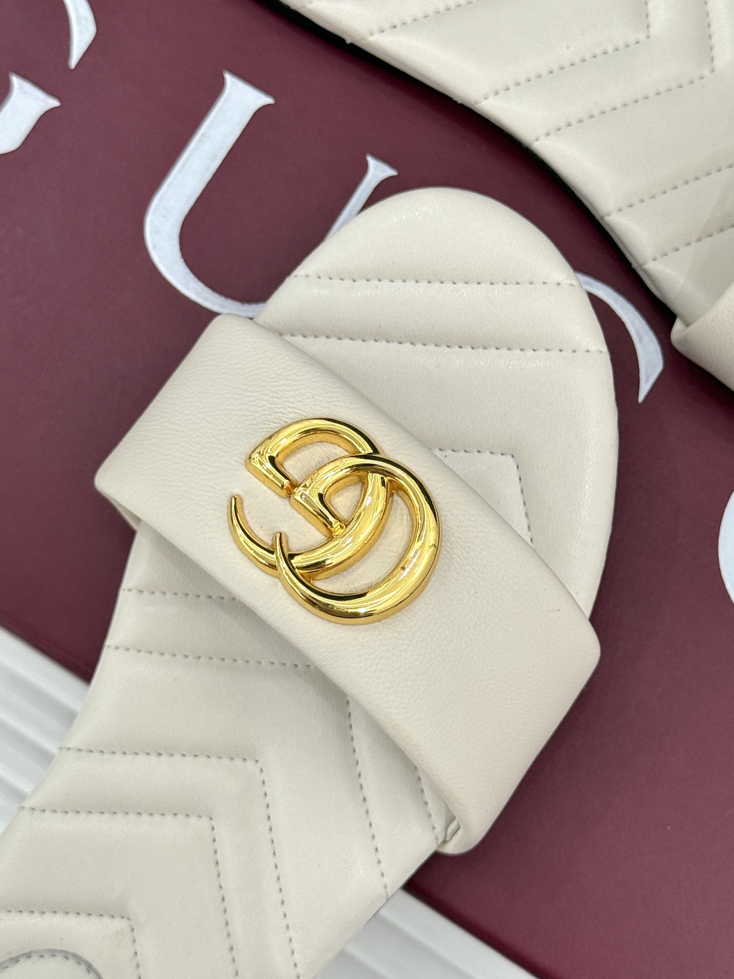 
Gucci/古驰经典一字带双G金属扣
平底拖鞋
经典双G金属扣搭配简约一字带设计
是鞋履的灵魂高光 简