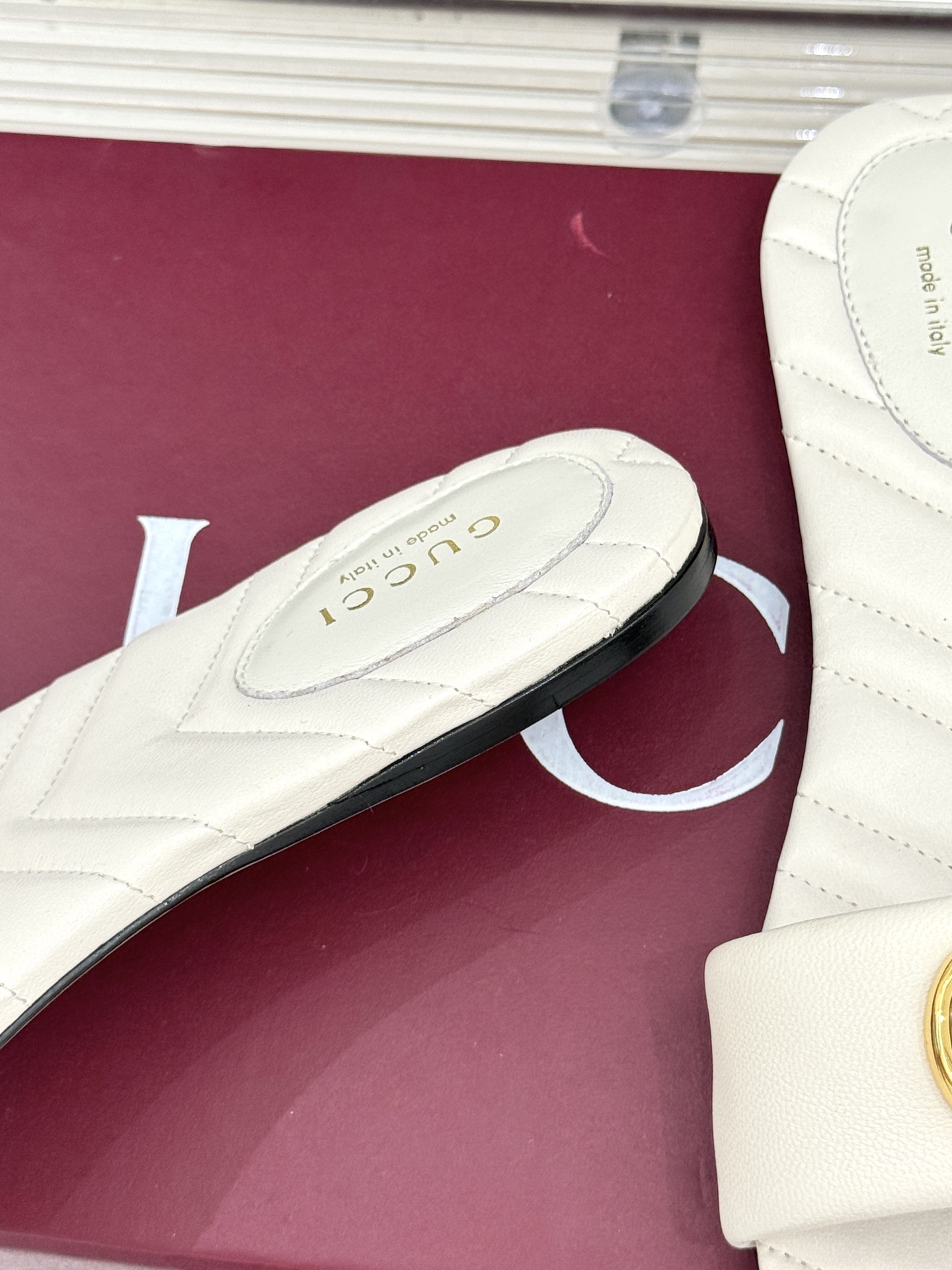 
Gucci/古驰经典一字带双G金属扣
平底拖鞋
经典双G金属扣搭配简约一字带设计
是鞋履的灵魂高光 简