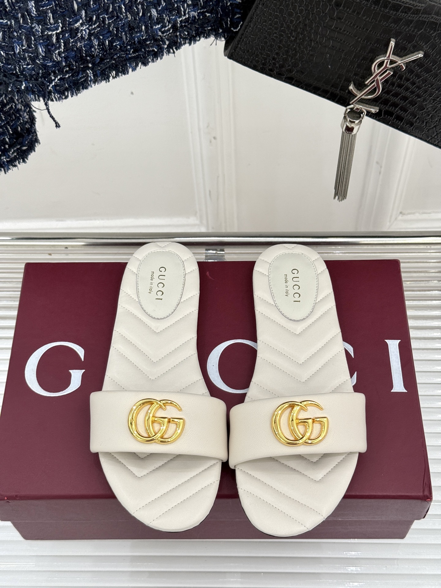 
Gucci/古驰经典一字带双G金属扣
平底拖鞋
经典双G金属扣搭配简约一字带设计
是鞋履的灵魂高光 简