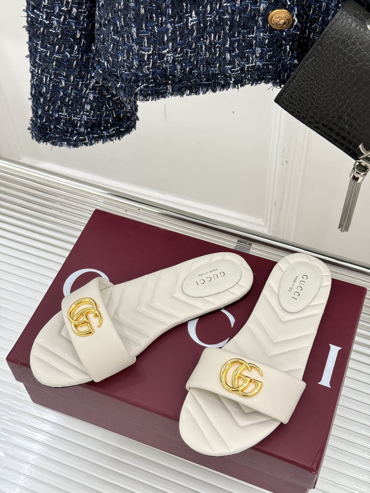 
Gucci/古驰经典一字带双G金属扣
平底拖鞋
经典双G金属扣搭配简约一字带设计
是鞋履的灵魂高光 简