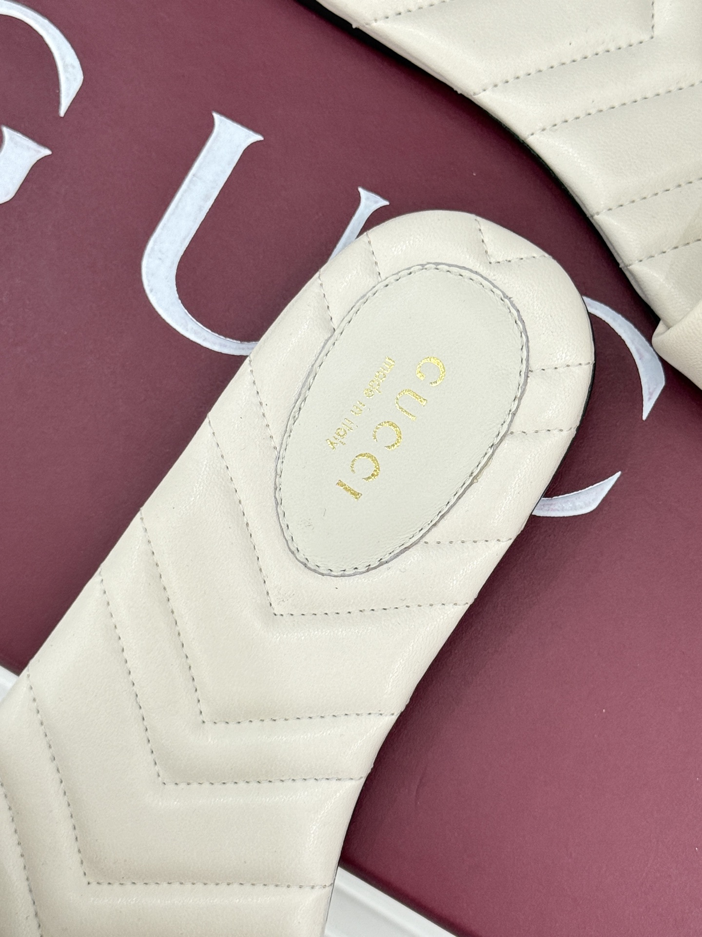 
Gucci/古驰经典一字带双G金属扣
平底拖鞋
经典双G金属扣搭配简约一字带设计
是鞋履的灵魂高光 简