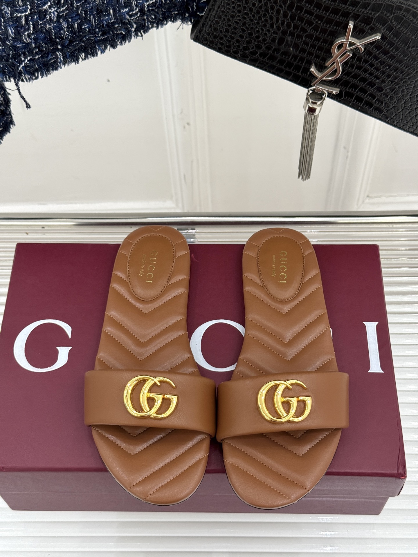 
Gucci/古驰经典一字带双G金属扣
平底拖鞋
经典双G金属扣搭配简约一字带设计
是鞋履的灵魂高光 简