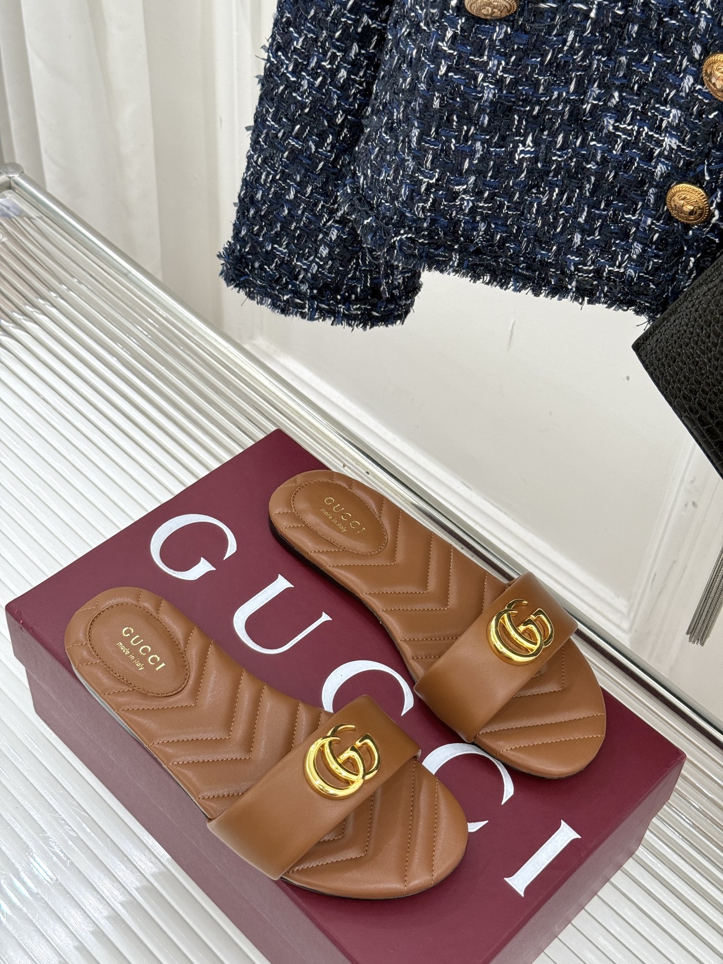 
Gucci/古驰经典一字带双G金属扣
平底拖鞋
经典双G金属扣搭配简约一字带设计
是鞋履的灵魂高光 简
