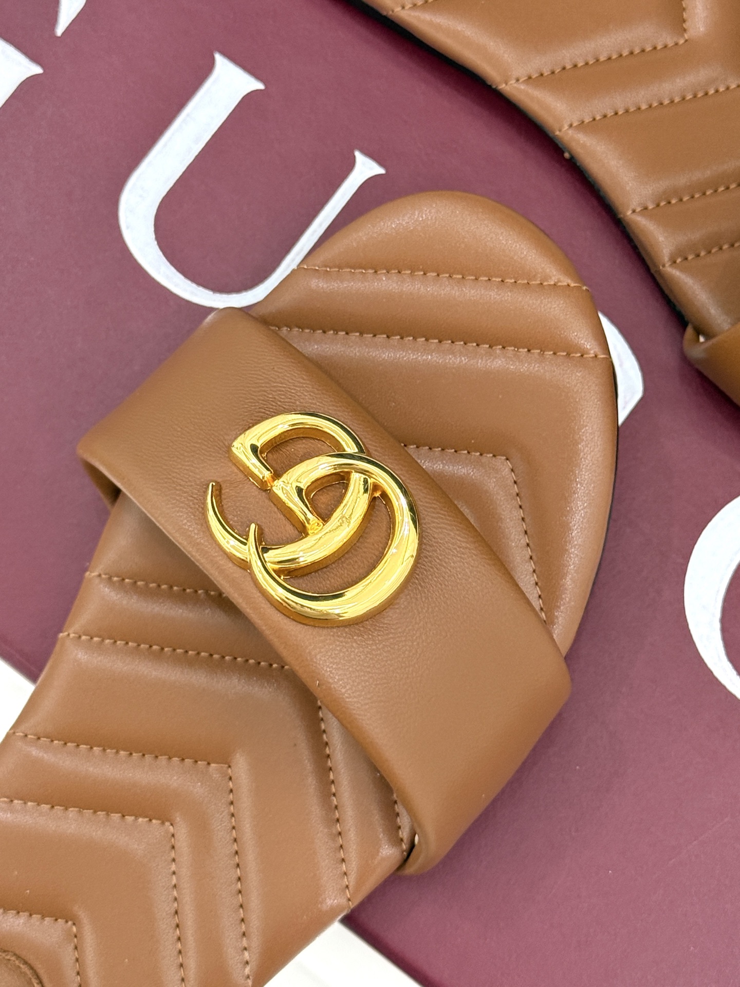 
Gucci/古驰经典一字带双G金属扣
平底拖鞋
经典双G金属扣搭配简约一字带设计
是鞋履的灵魂高光 简