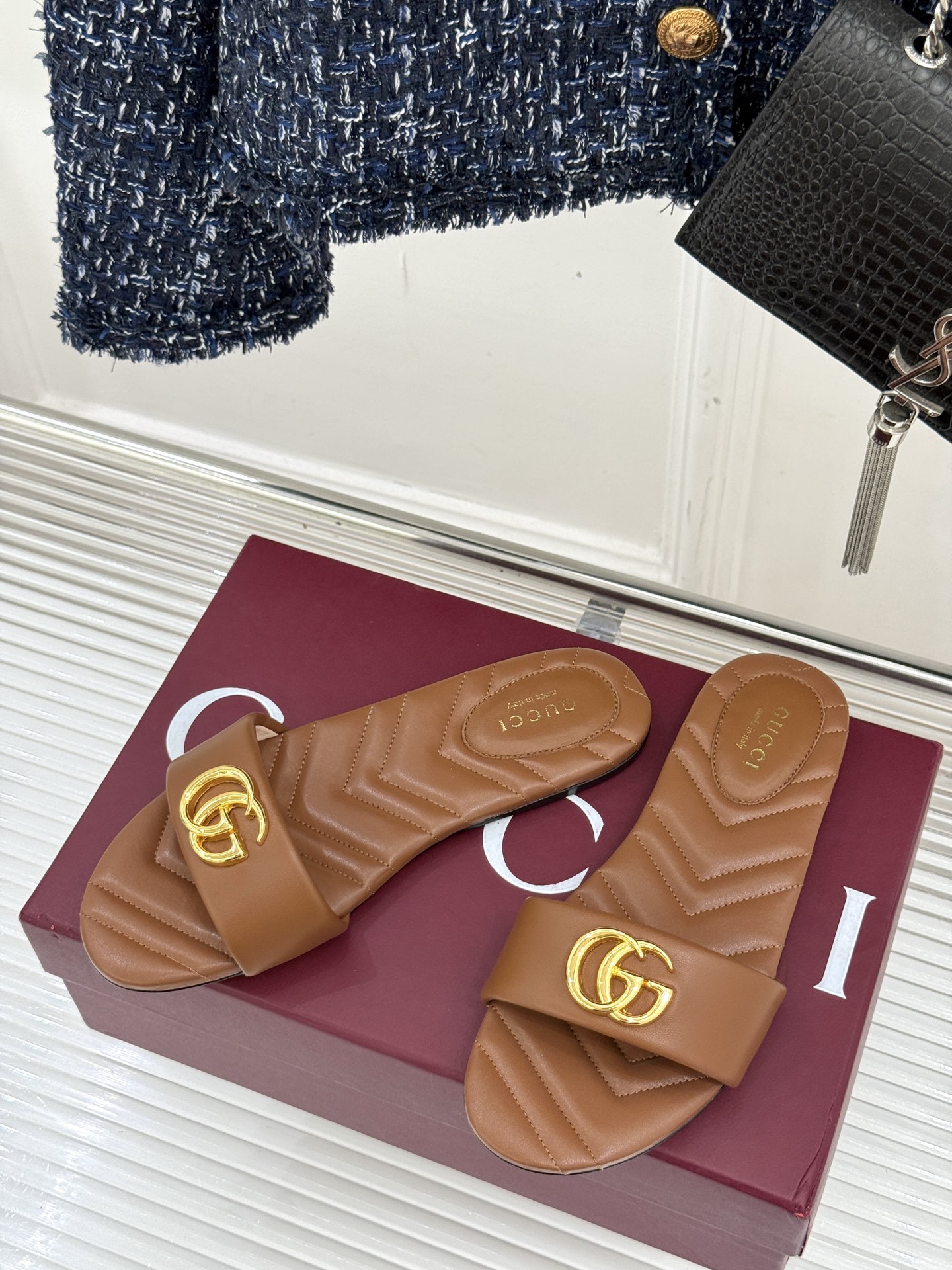 
Gucci/古驰经典一字带双G金属扣
平底拖鞋
经典双G金属扣搭配简约一字带设计
是鞋履的灵魂高光 简