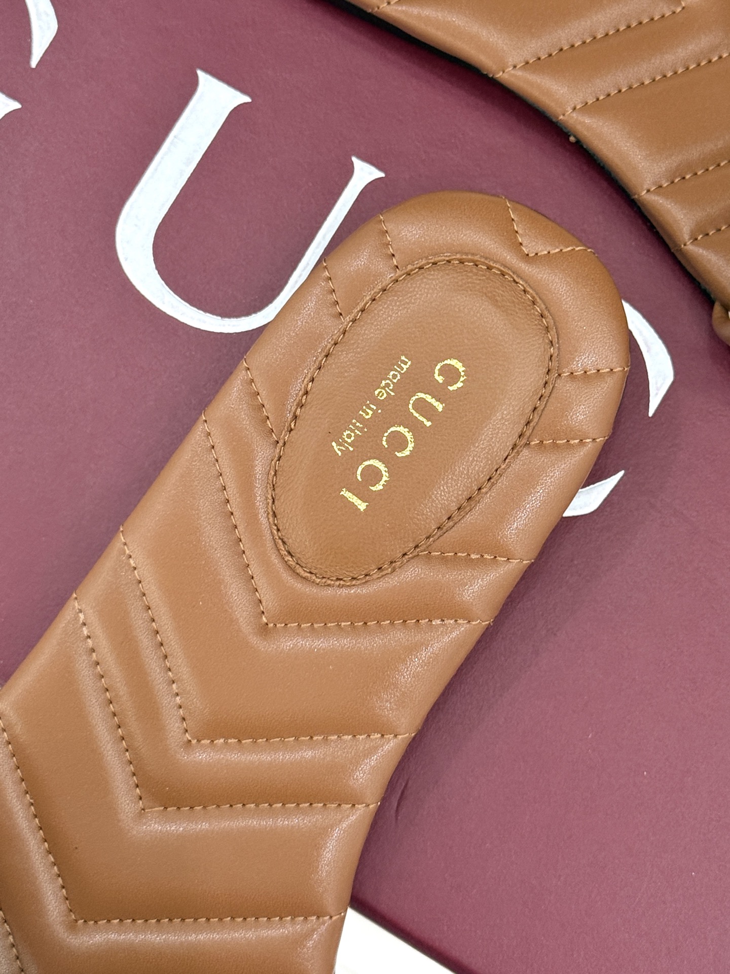 
Gucci/古驰经典一字带双G金属扣
平底拖鞋
经典双G金属扣搭配简约一字带设计
是鞋履的灵魂高光 简