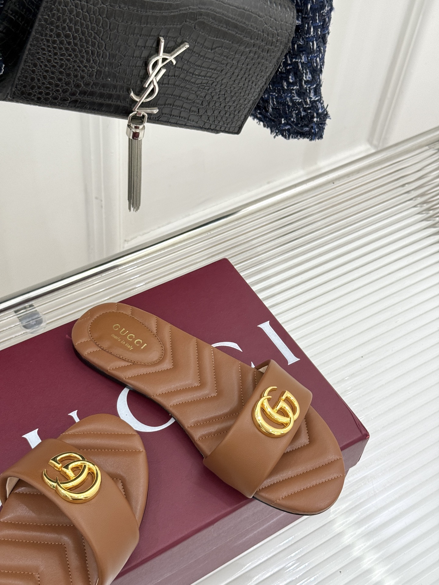 
Gucci/古驰经典一字带双G金属扣
平底拖鞋
经典双G金属扣搭配简约一字带设计
是鞋履的灵魂高光 简