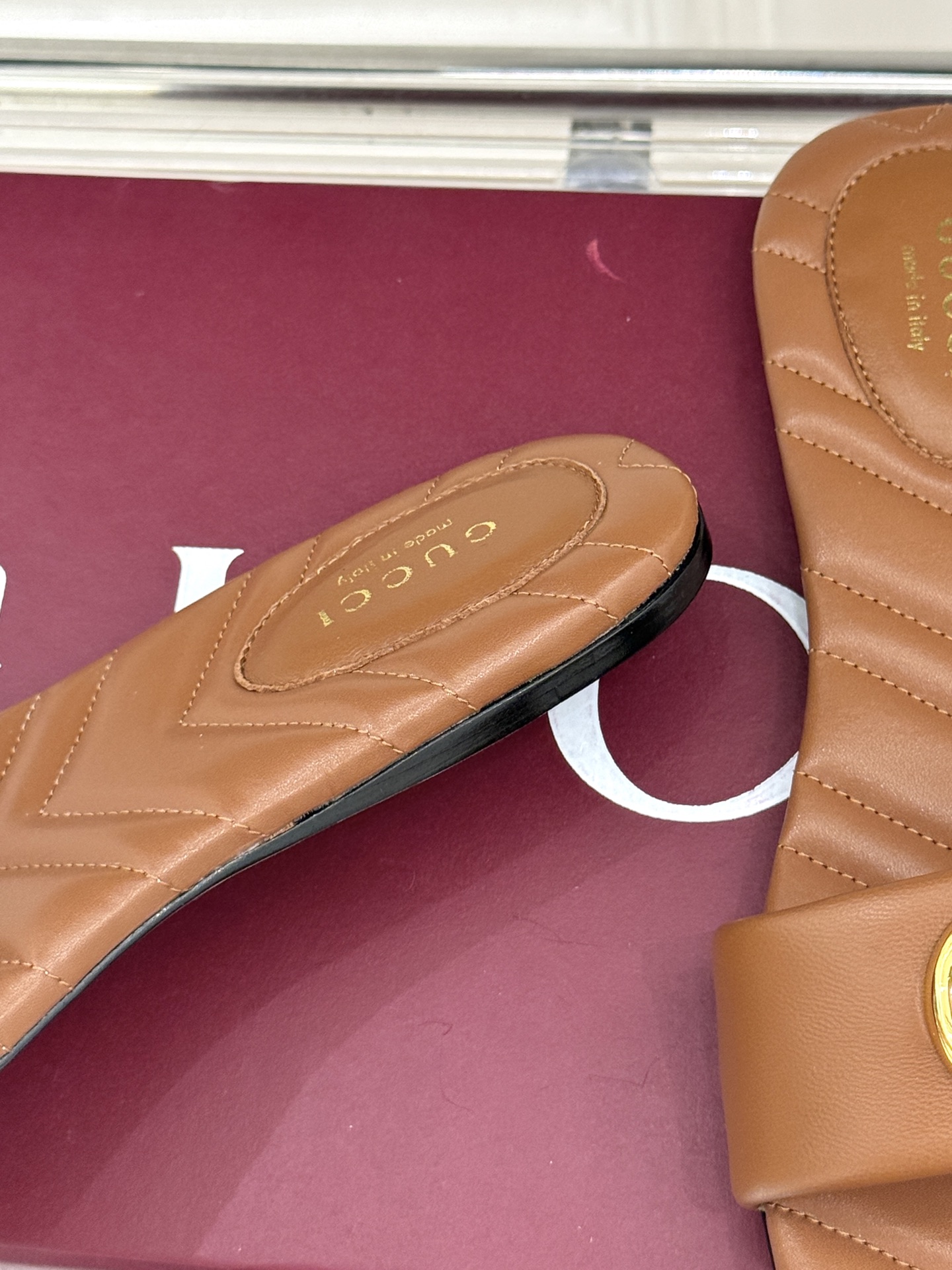 
Gucci/古驰经典一字带双G金属扣
平底拖鞋
经典双G金属扣搭配简约一字带设计
是鞋履的灵魂高光 简