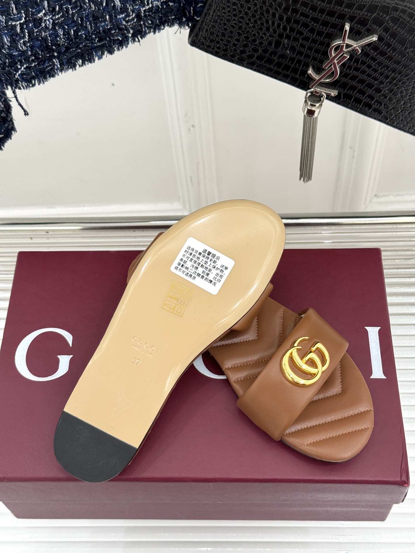 
Gucci/古驰经典一字带双G金属扣
平底拖鞋
经典双G金属扣搭配简约一字带设计
是鞋履的灵魂高光 简