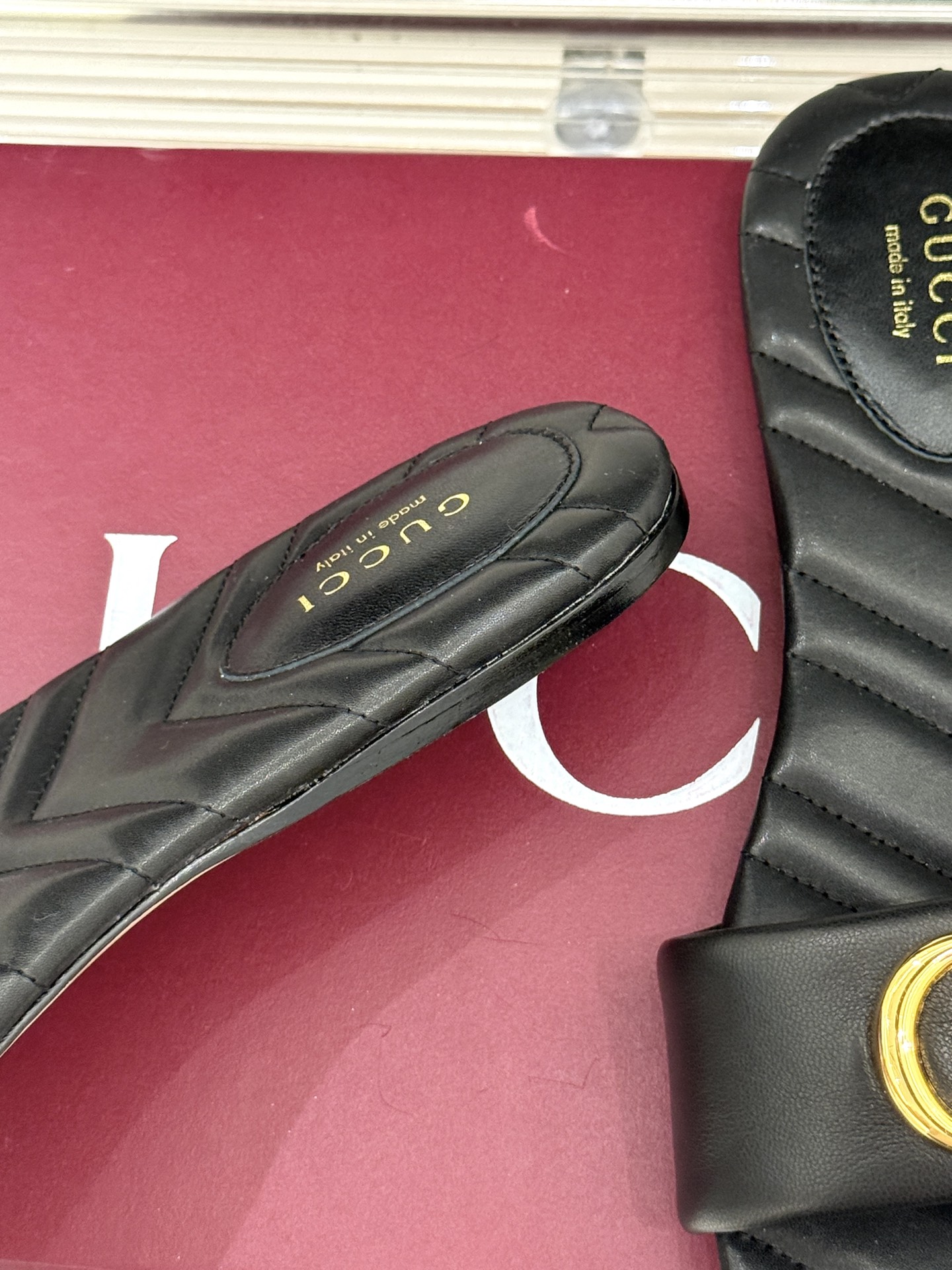 
Gucci/古驰经典一字带双G金属扣
平底拖鞋
经典双G金属扣搭配简约一字带设计
是鞋履的灵魂高光 简