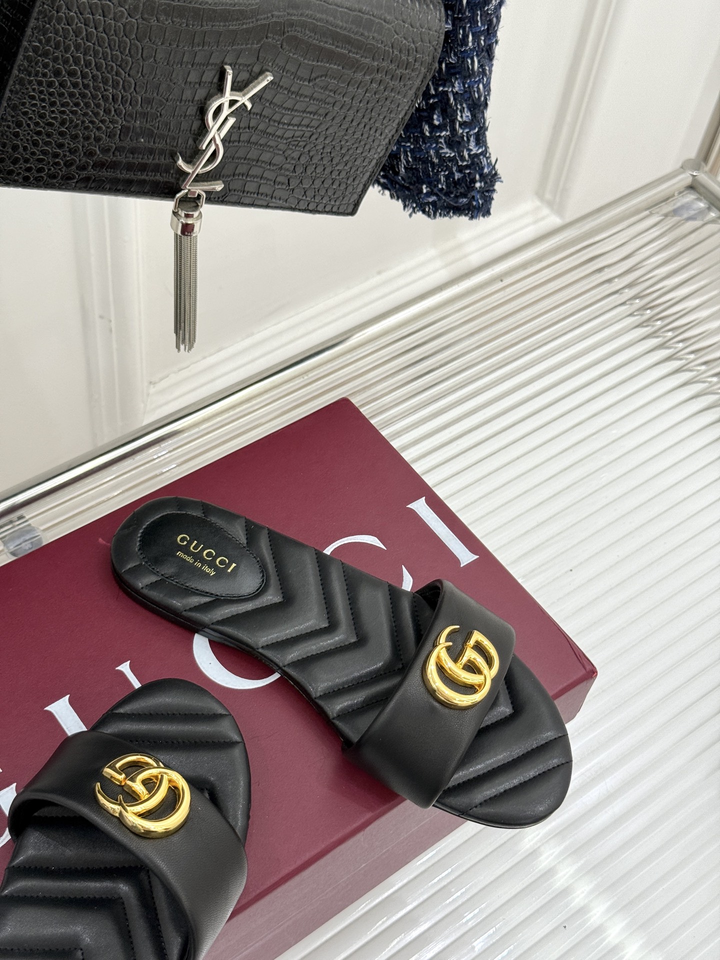 
Gucci/古驰经典一字带双G金属扣
平底拖鞋
经典双G金属扣搭配简约一字带设计
是鞋履的灵魂高光 简