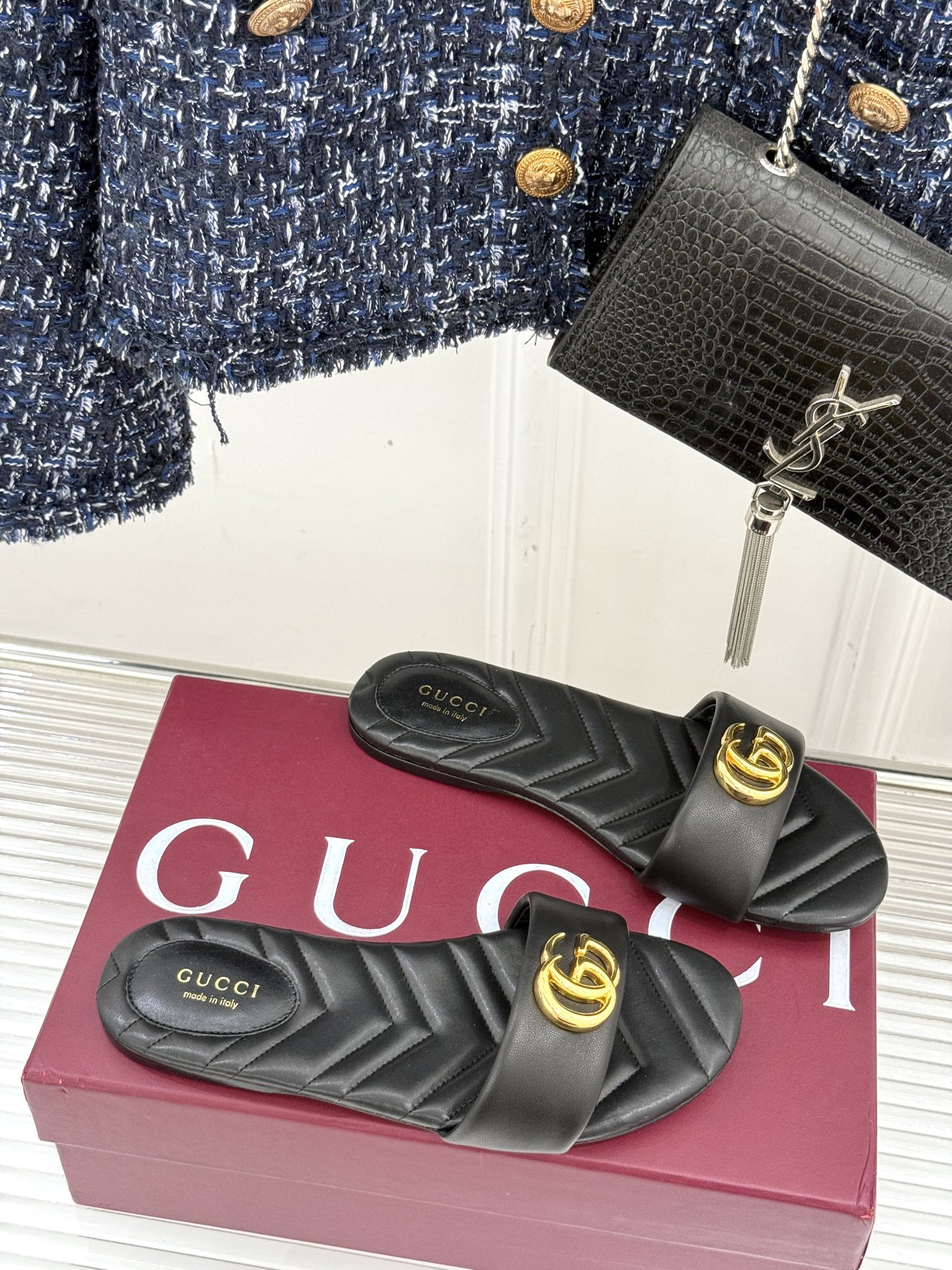 
Gucci/古驰经典一字带双G金属扣
平底拖鞋
经典双G金属扣搭配简约一字带设计
是鞋履的灵魂高光 简