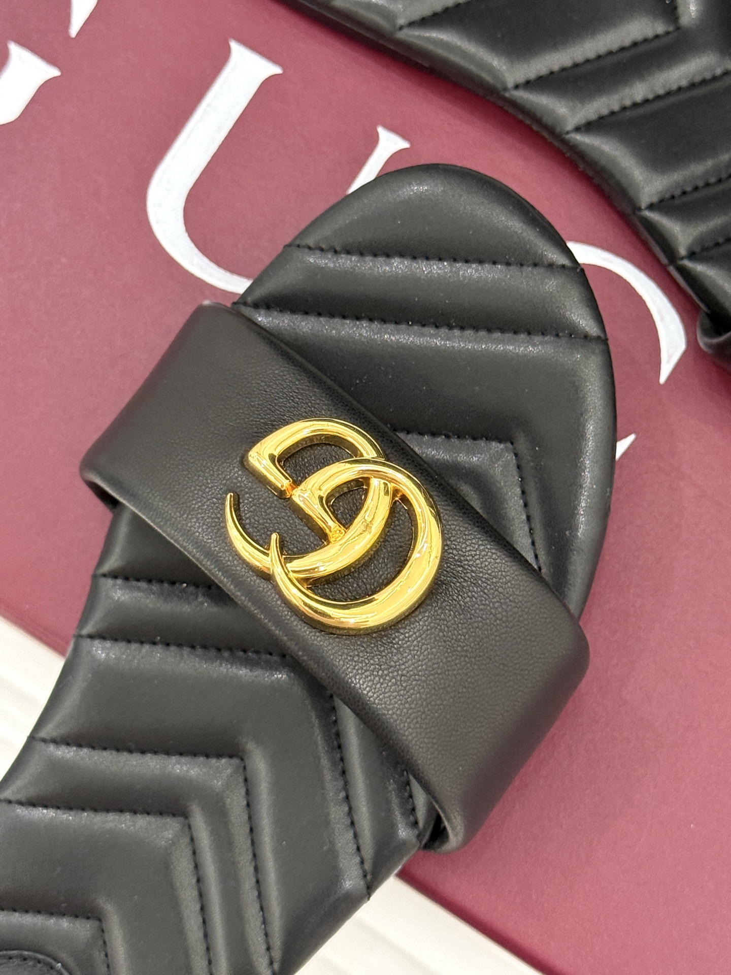 
Gucci/古驰经典一字带双G金属扣
平底拖鞋
经典双G金属扣搭配简约一字带设计
是鞋履的灵魂高光 简