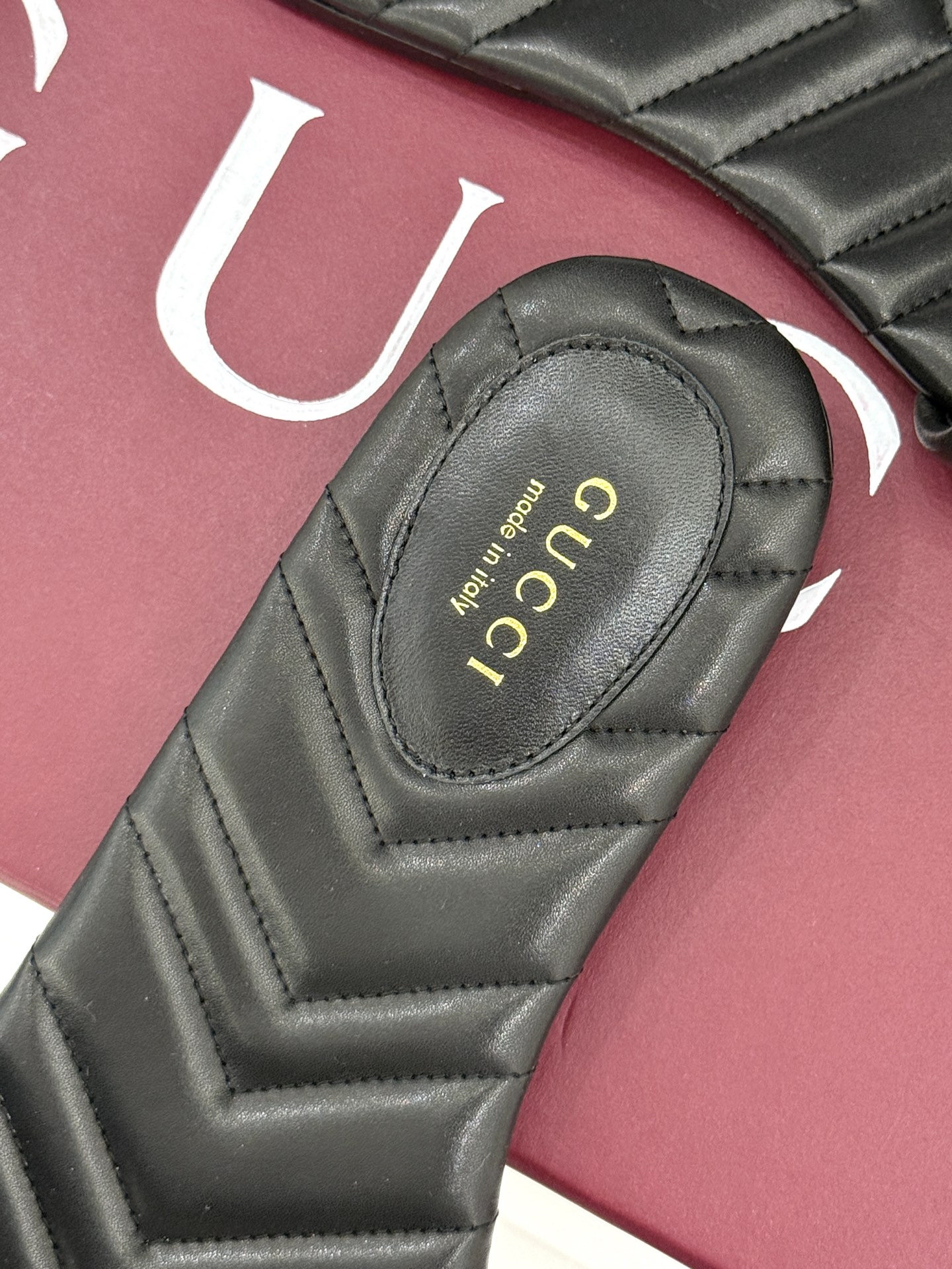 
Gucci/古驰经典一字带双G金属扣
平底拖鞋
经典双G金属扣搭配简约一字带设计
是鞋履的灵魂高光 简
