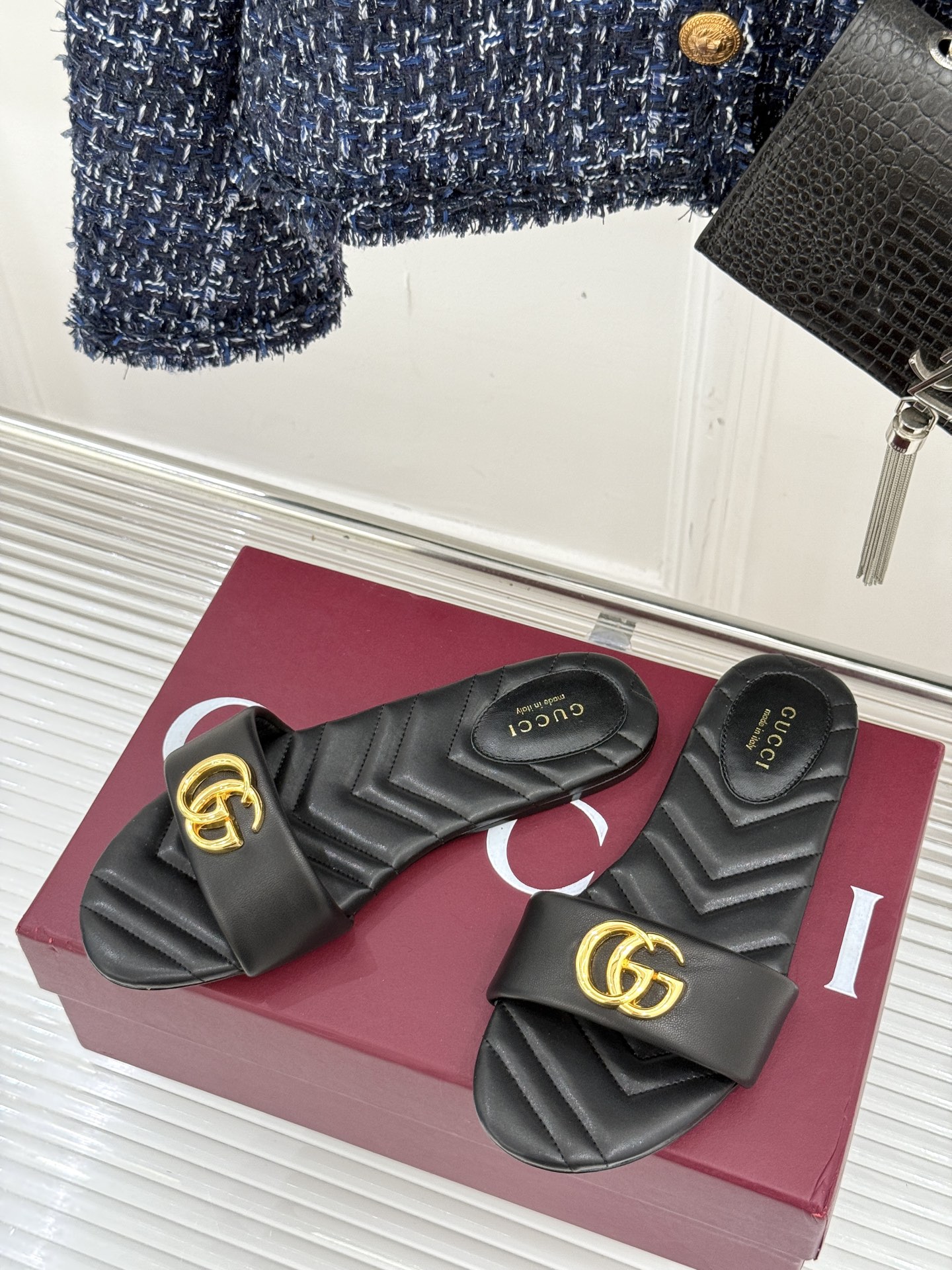 
Gucci/古驰经典一字带双G金属扣
平底拖鞋
经典双G金属扣搭配简约一字带设计
是鞋履的灵魂高光 简