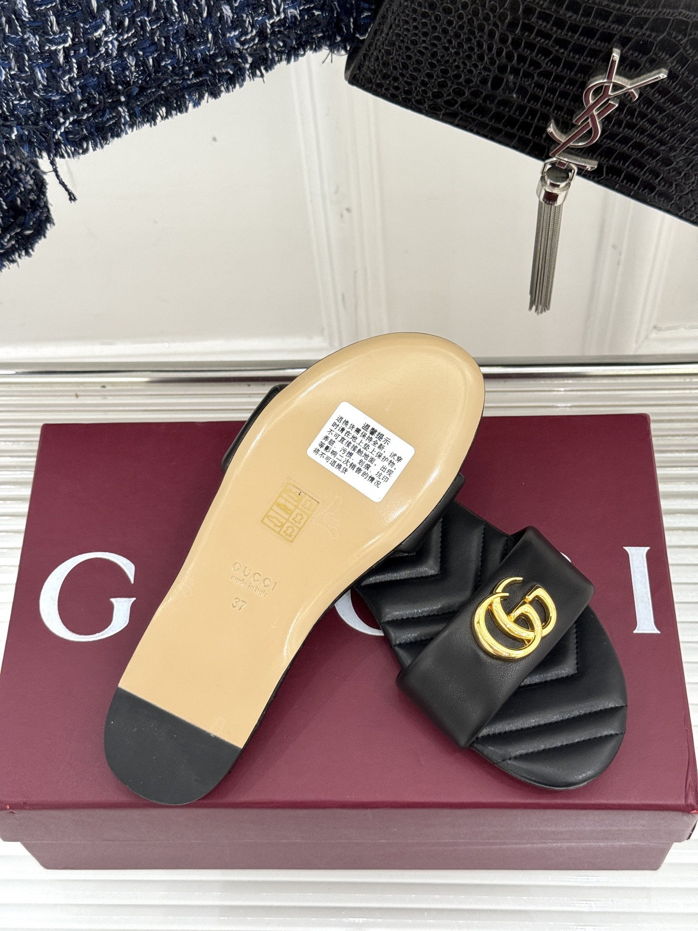 
Gucci/古驰经典一字带双G金属扣
平底拖鞋
经典双G金属扣搭配简约一字带设计
是鞋履的灵魂高光 简
