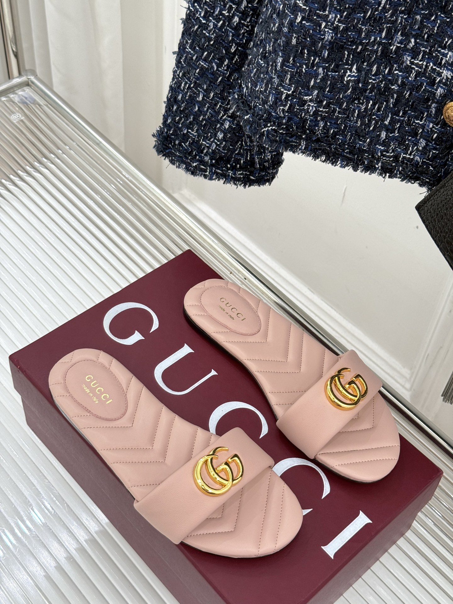 
Gucci/古驰经典一字带双G金属扣
平底拖鞋
经典双G金属扣搭配简约一字带设计
是鞋履的灵魂高光 简