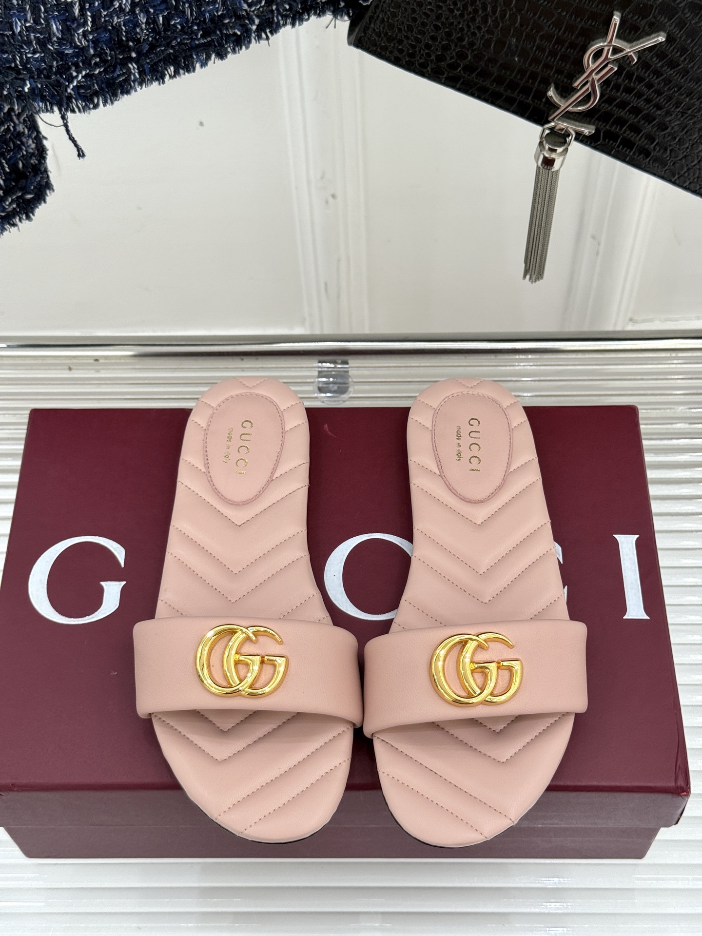 
Gucci/古驰经典一字带双G金属扣
平底拖鞋
经典双G金属扣搭配简约一字带设计
是鞋履的灵魂高光 简